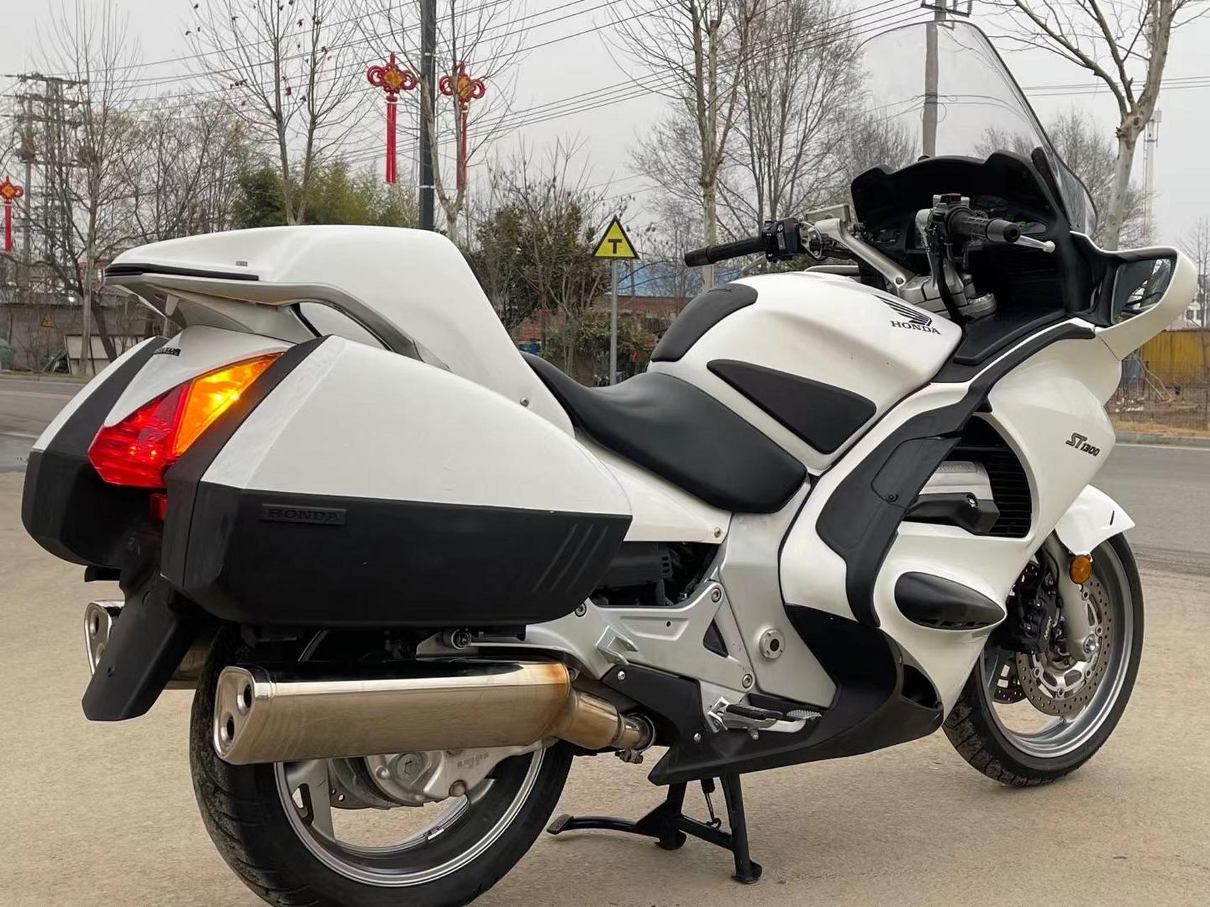 极品本田小金翼st1300搭载电喷水冷四缸1300引擎 电动风挡升降 可调节