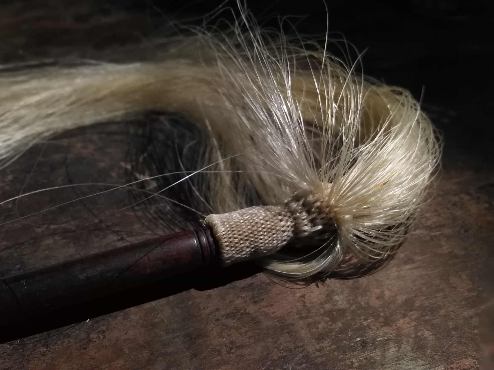 拂尘制作 第二次尝试做拂尘,采用马尾编织,用了一个清代的老拂尘杆子