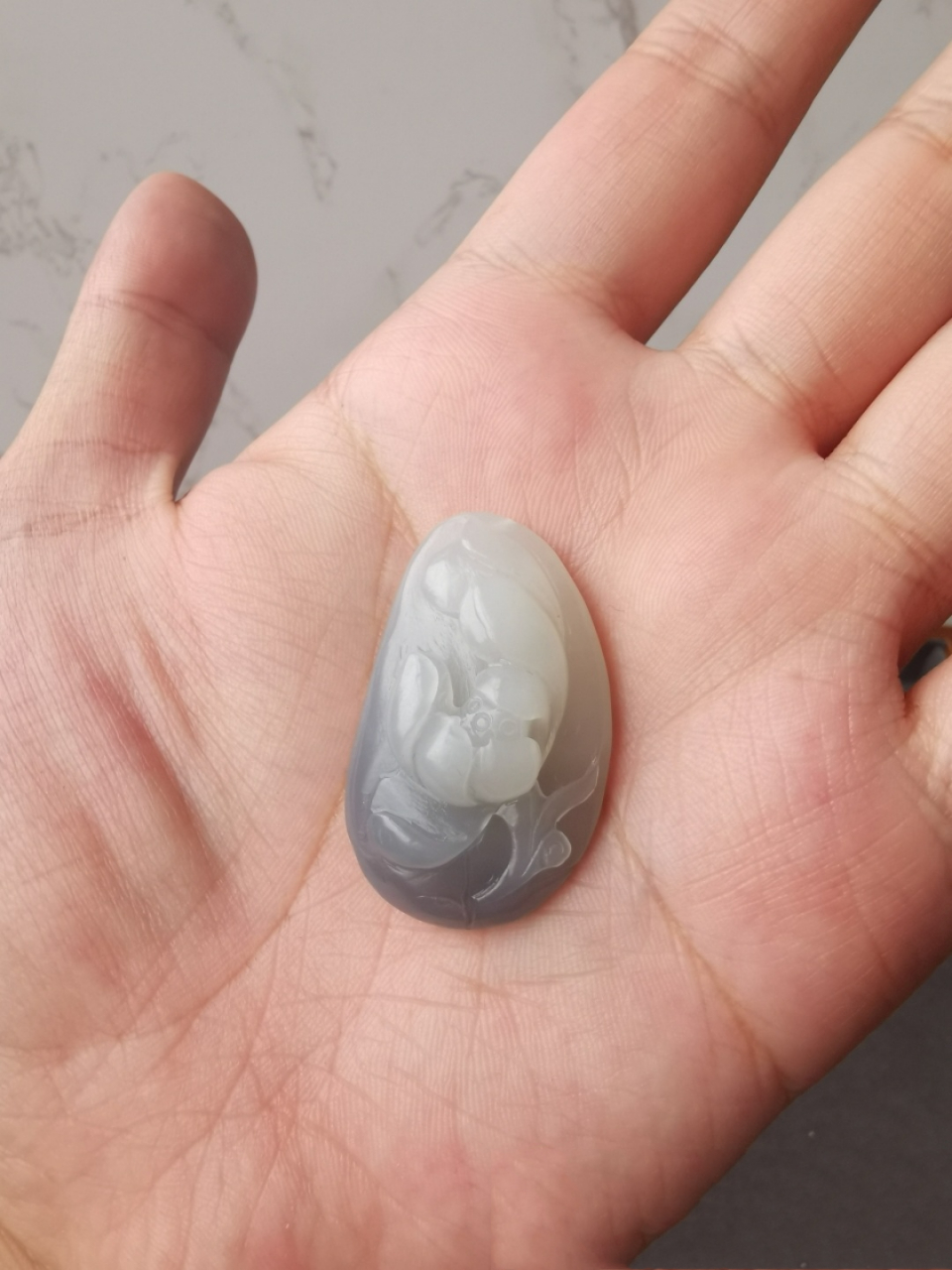 今天聊一聊和田玉青海料中的烟青玉(烟紫) 烟紫即烟青玉,呈半透明,带