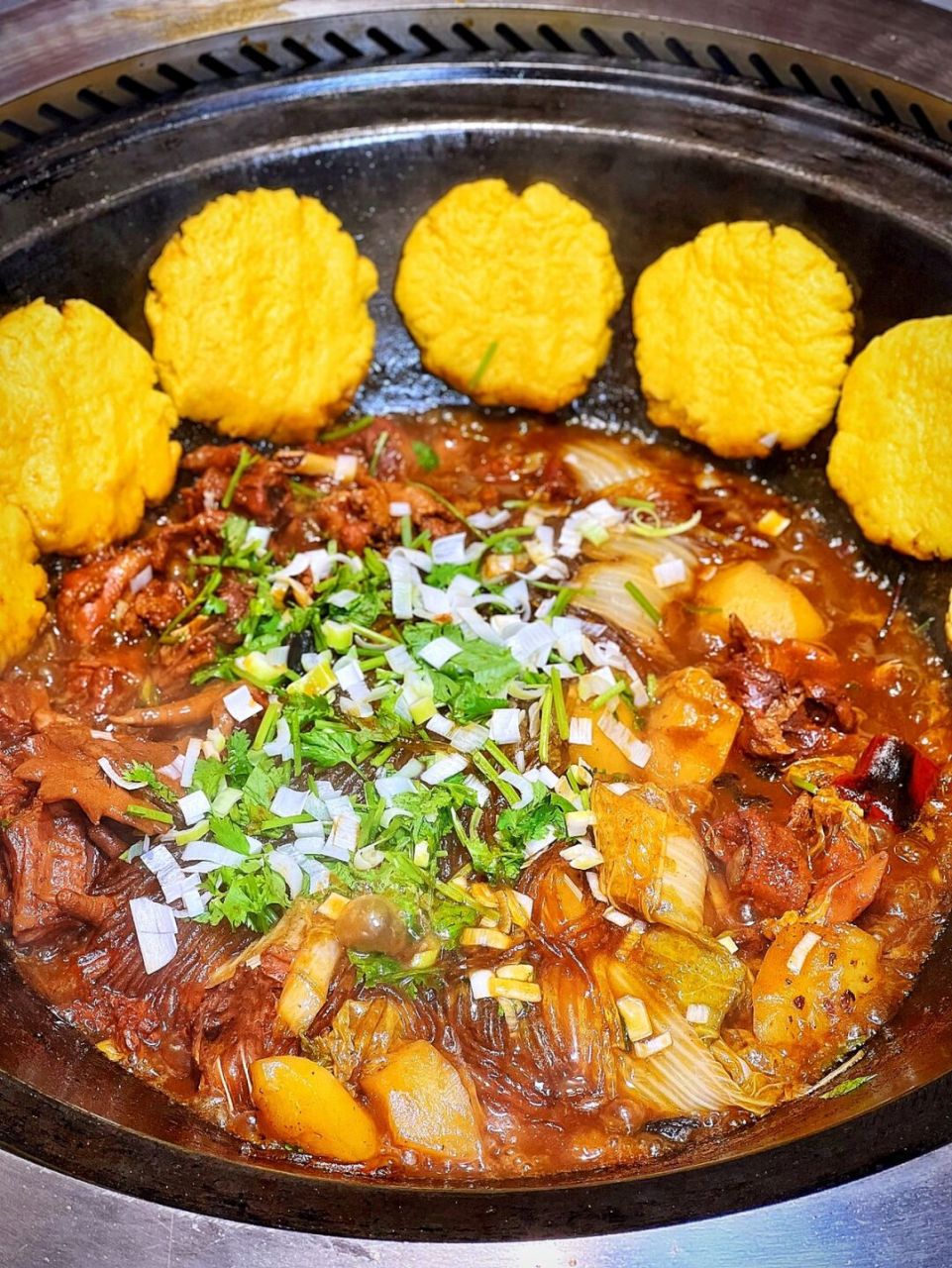 沈阳探店|门家大院铁锅炖,正宗东北溜达鸡 02东北最"硬"的菜,当属