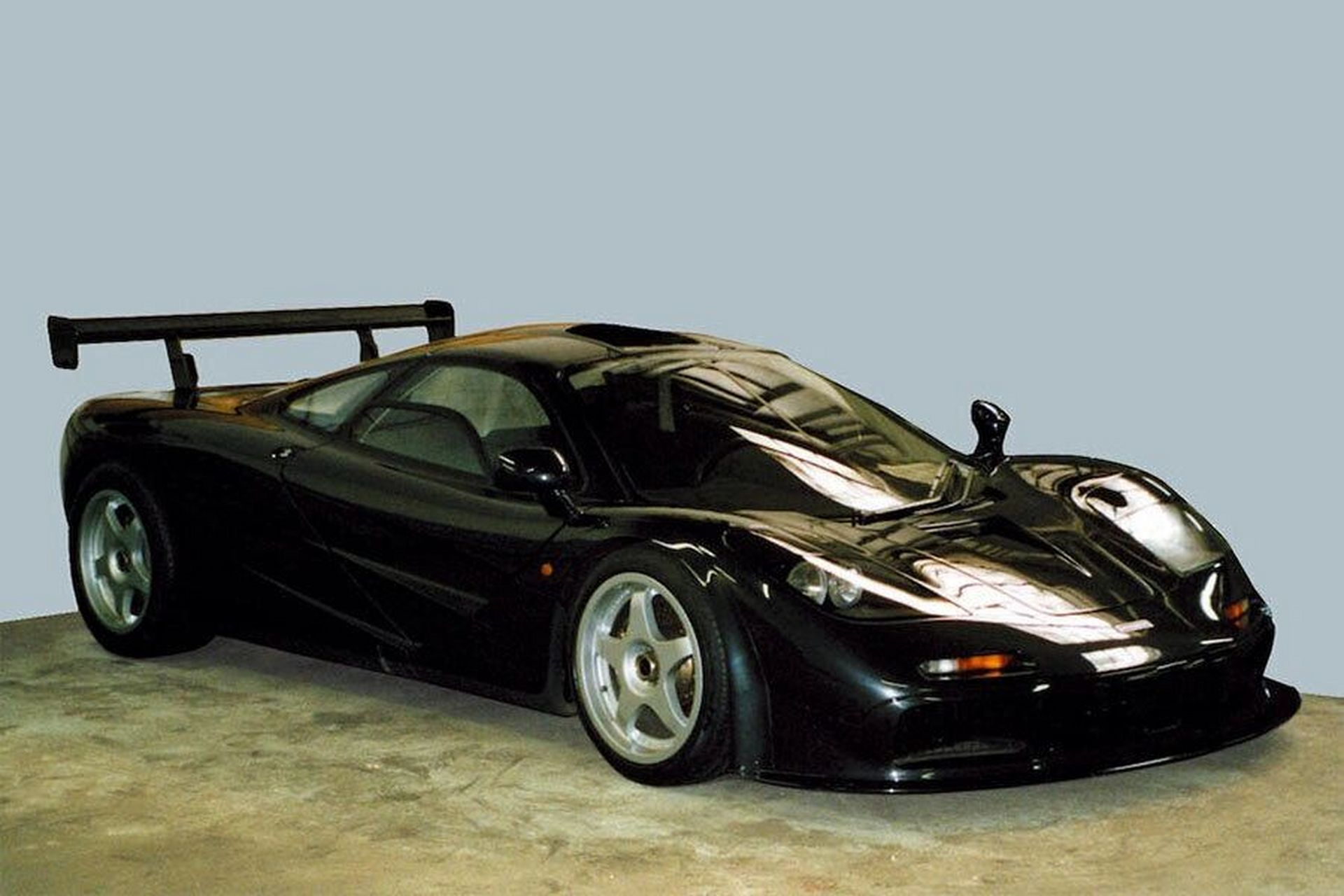 升级版迈凯伦f1  f1 gtr在1995年的勒芒赛场大杀四方后,迈凯伦推出了