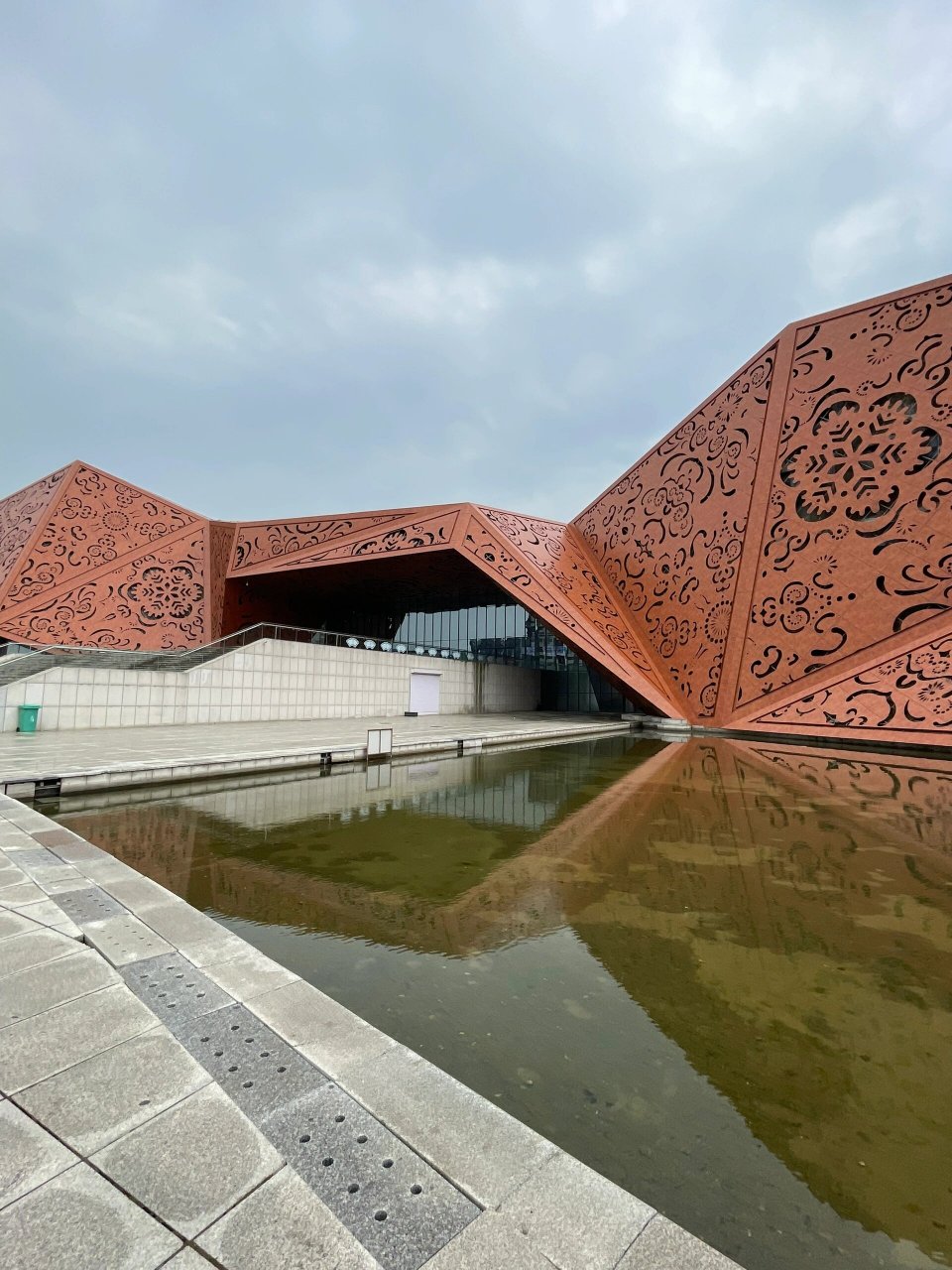 通化博物馆 通化博物馆位于通化市东昌区,是一座造型新颖的建筑,整座