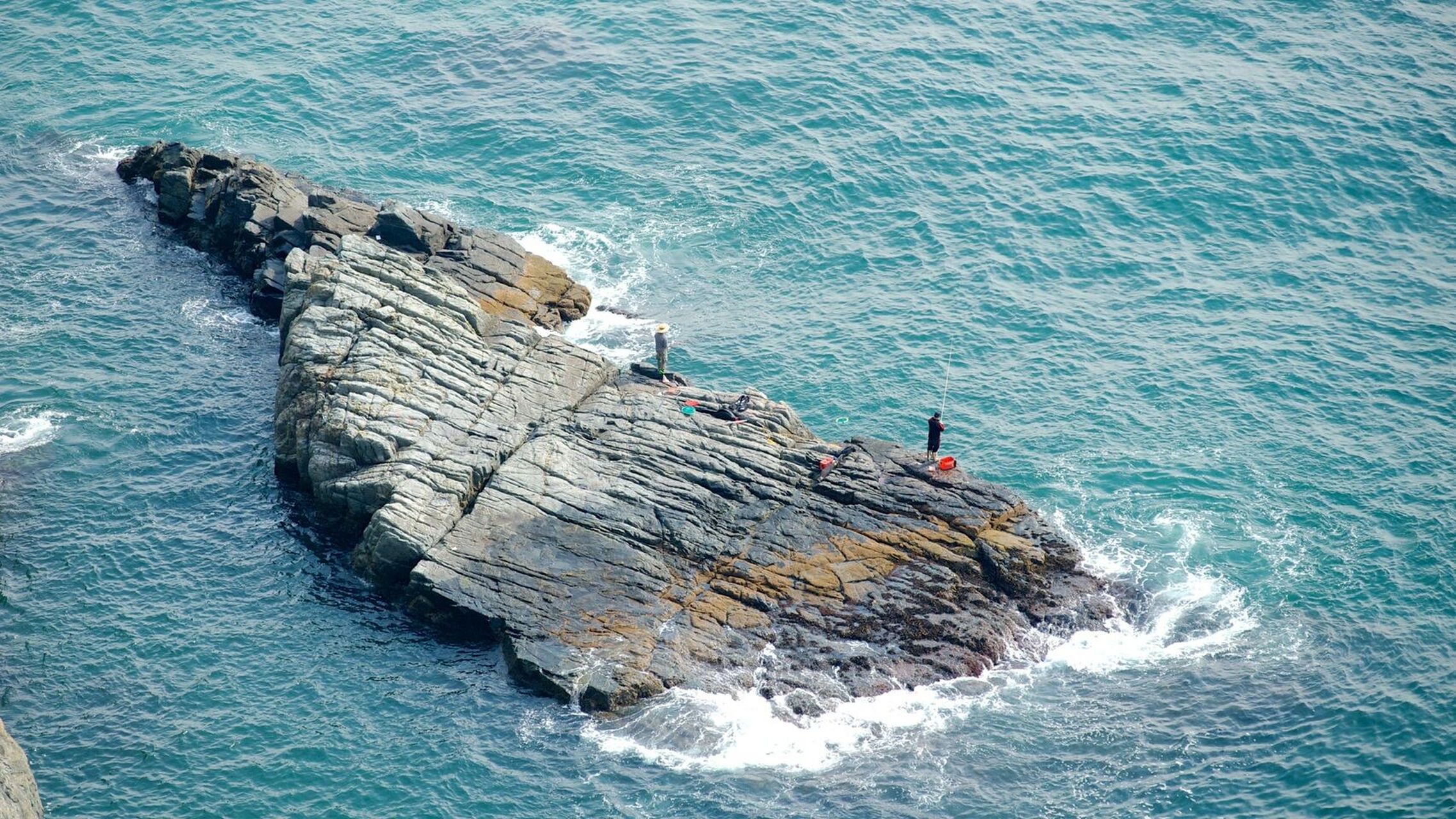 大理悬崖浅滩图片