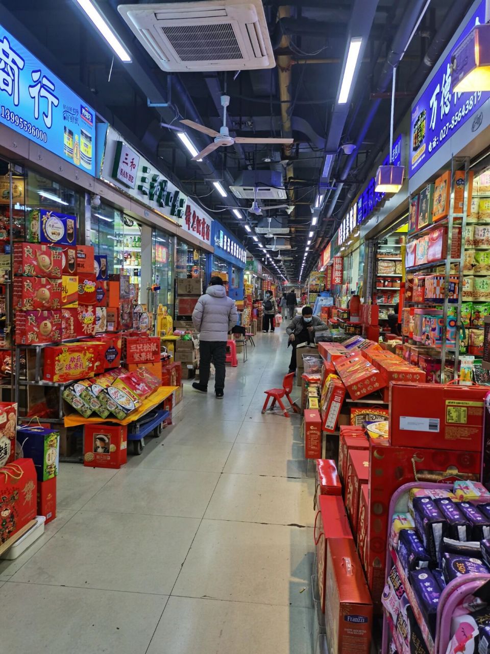 武汉副食批发市场 武汉人都知道这里,嘿嘿,进口饮料还有大半年过期的