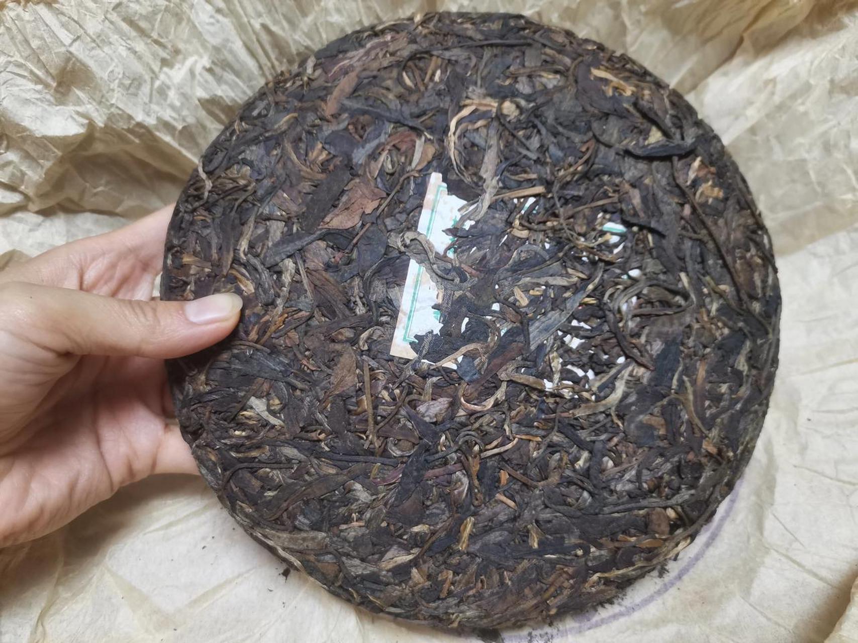 图1:2006年忙肺古树茶 图2:2008年忙肺古树茶.