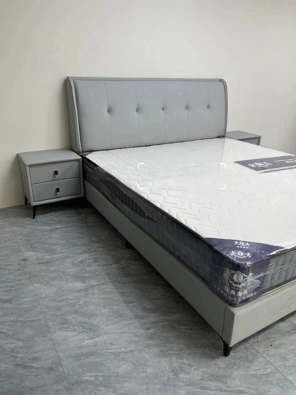 这款浅灰色的皮床也太好看了 才1399 1399一整套 床 床垫 两个床头柜