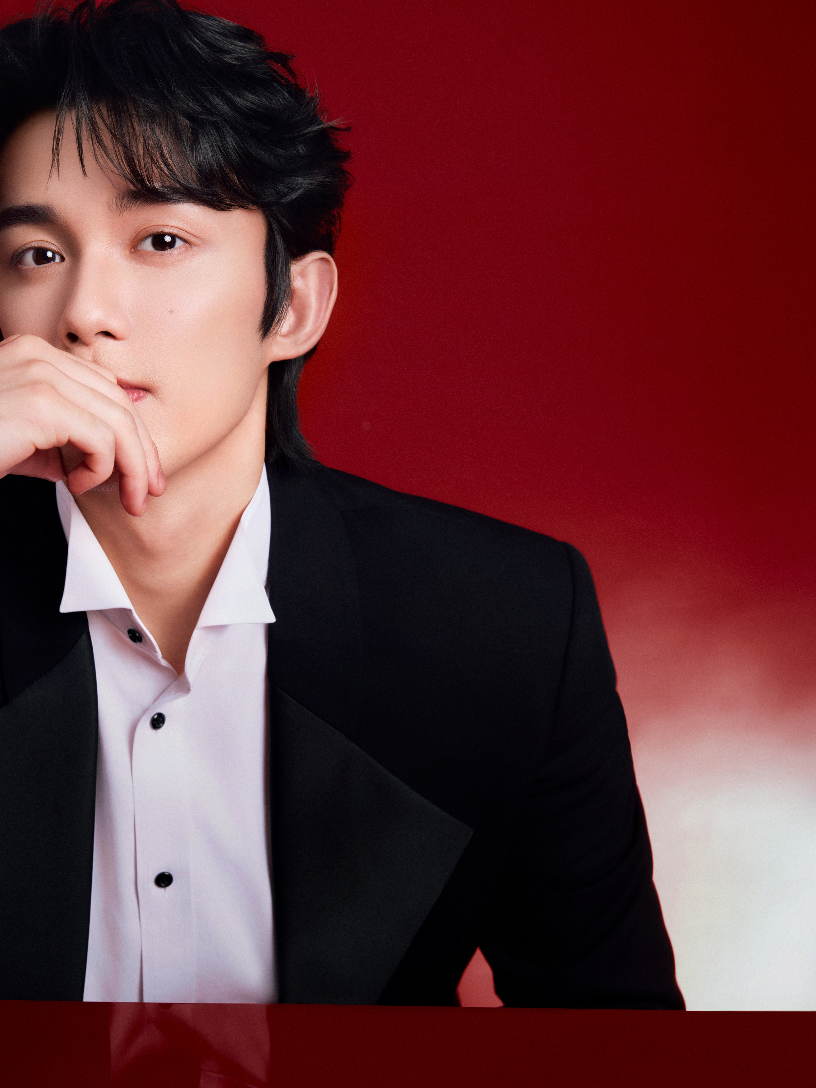 绯红焰光里,记录与世界的帧帧瞬间.吴磊leo