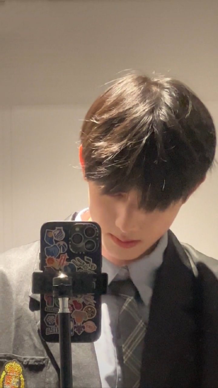 #人间理想甘望星##甘望星学院风穿搭#  朦胧感帅哥甘望星_xx 来啦~真