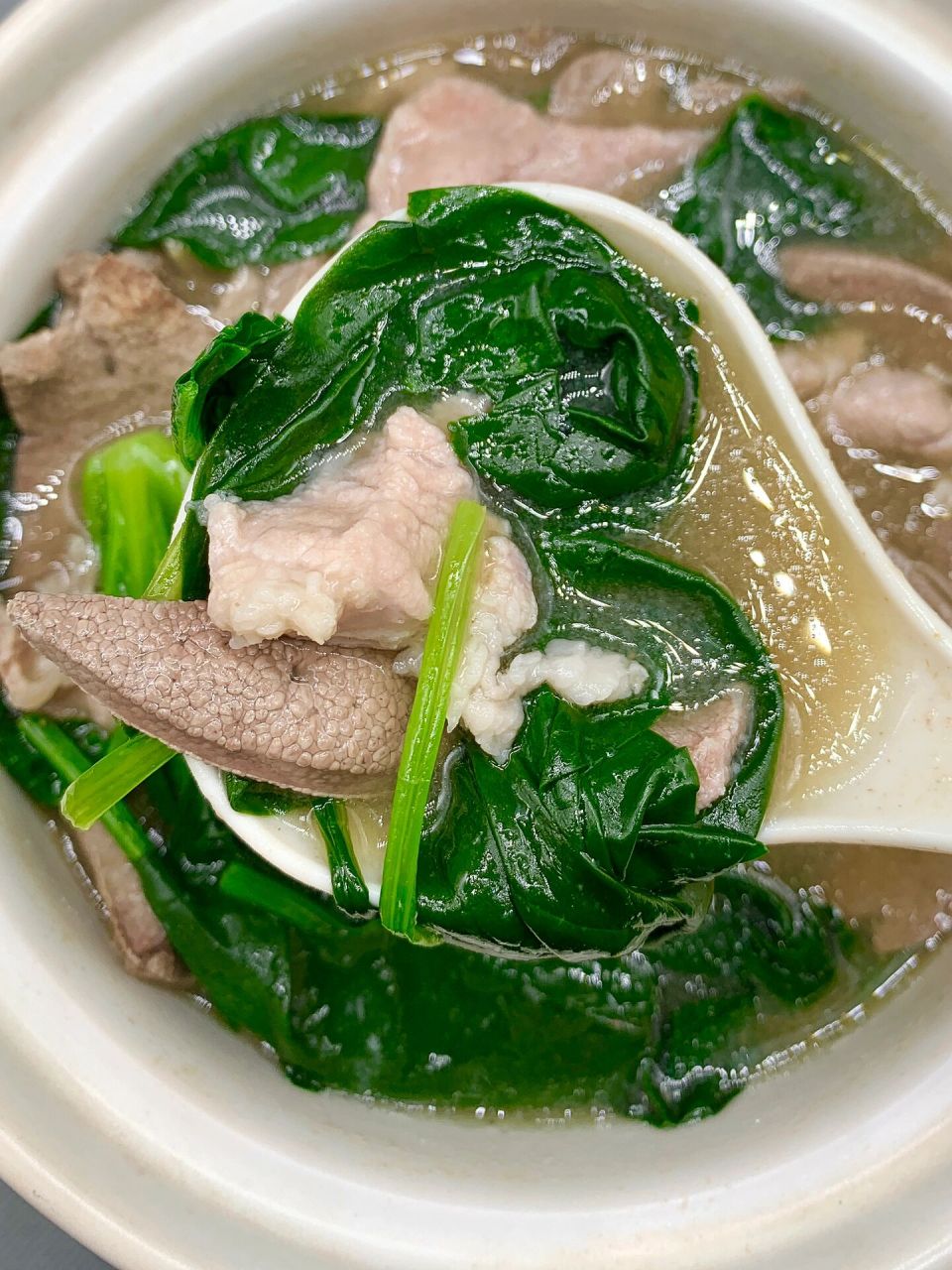 同时菠菜瘦肉猪肝汤可以预防和缓解缺铁性贫血,补铁补血,补肝明目.