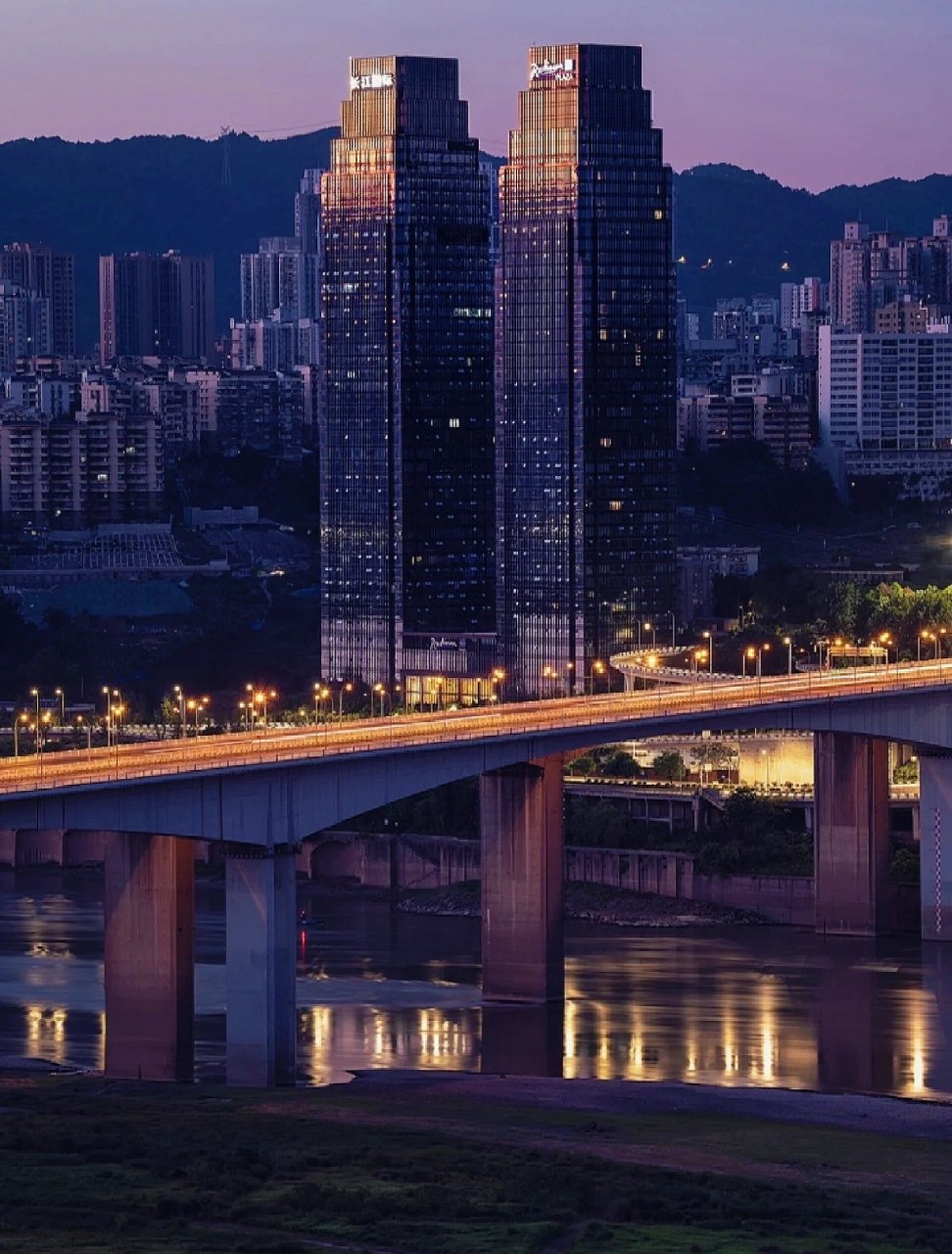 0 "重庆有一栋楼叫长江国际 但是所有楼层里我最爱十八楼 因为那里