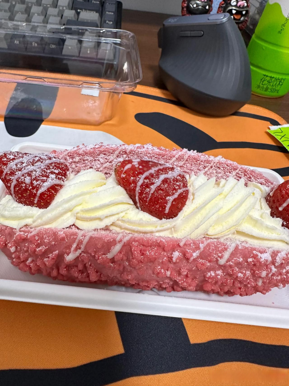 最近爱上面包啦!图一图二是奈雪的草莓魔法棒,超好吃!