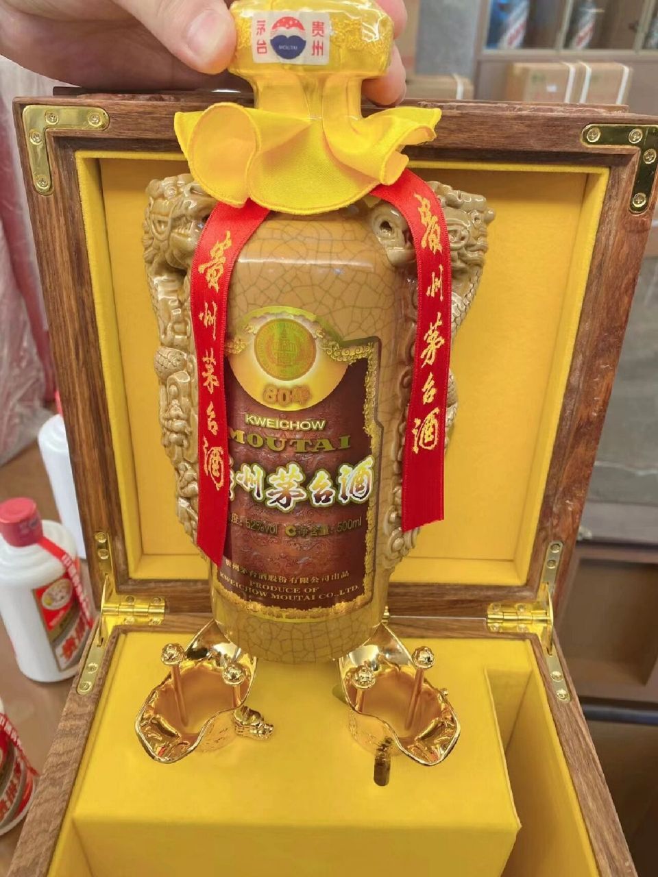 茅台80年 80年陈年茅台酒,采用珍藏的老茅台酒精心勾兑而成,为中华