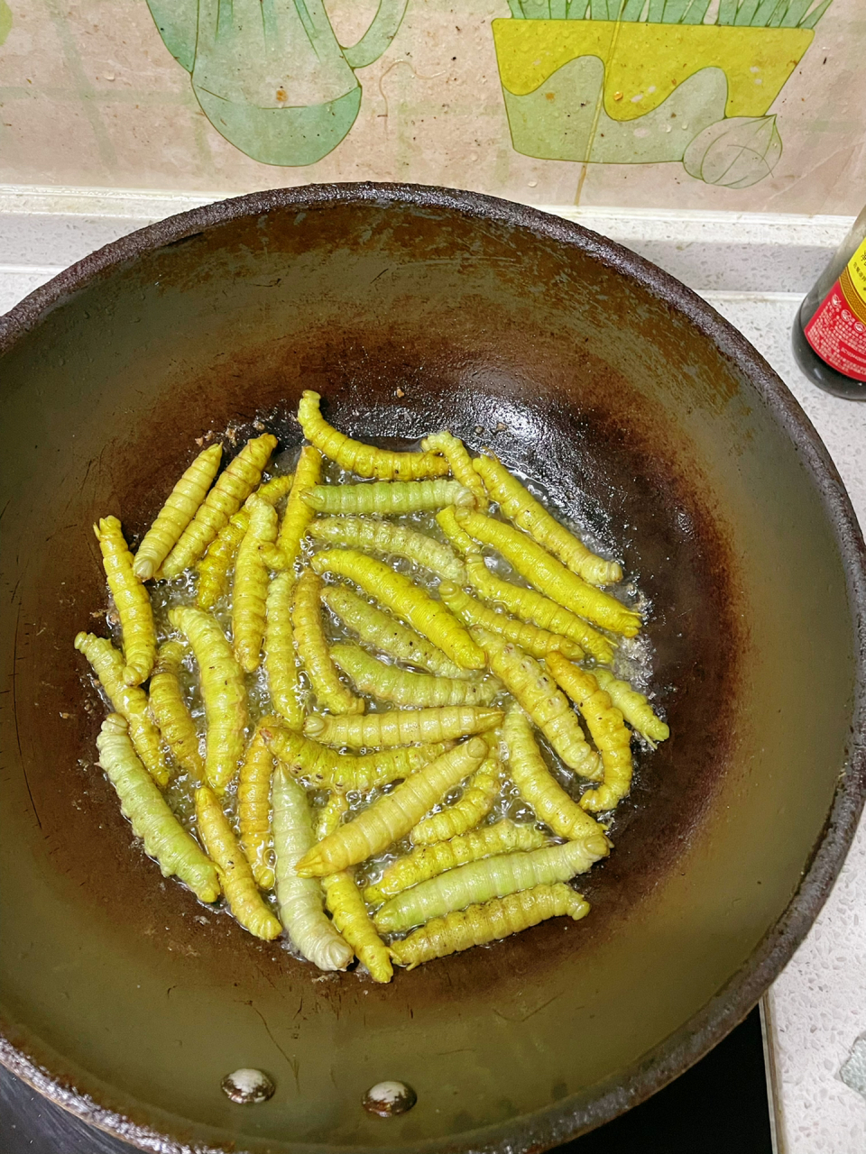 油炸香酥哈虫(豆虫) 1.把冷冻的哈虫化冻 2.