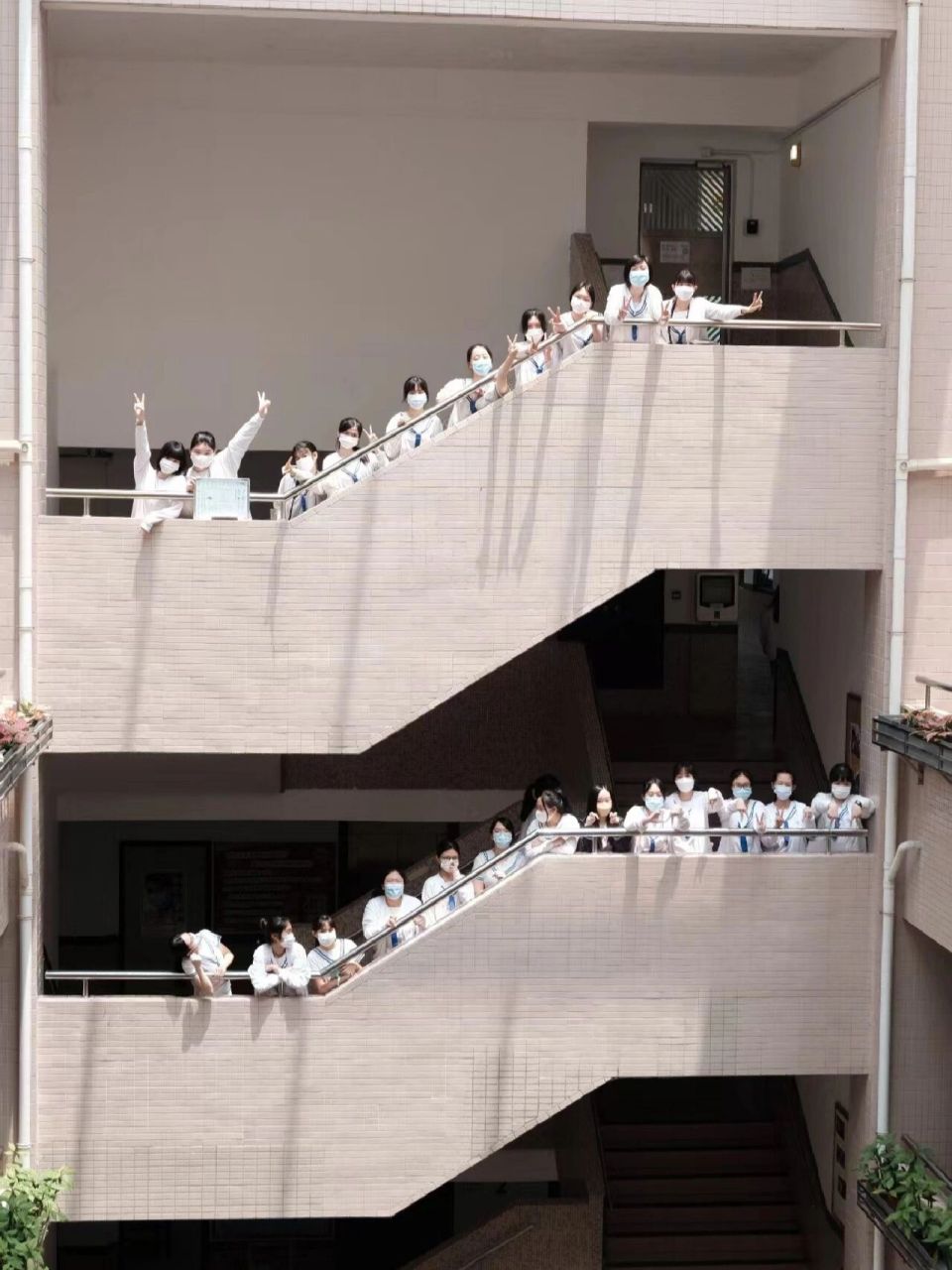 怀念我的高中生活捏00 大家可以想象从小学开始就是读女校的生活吗