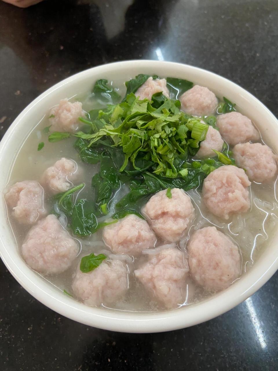 点了一份肉丸粉12元一份,分量足,他家的枸杞肉丸米粉和鱼片粥是最受