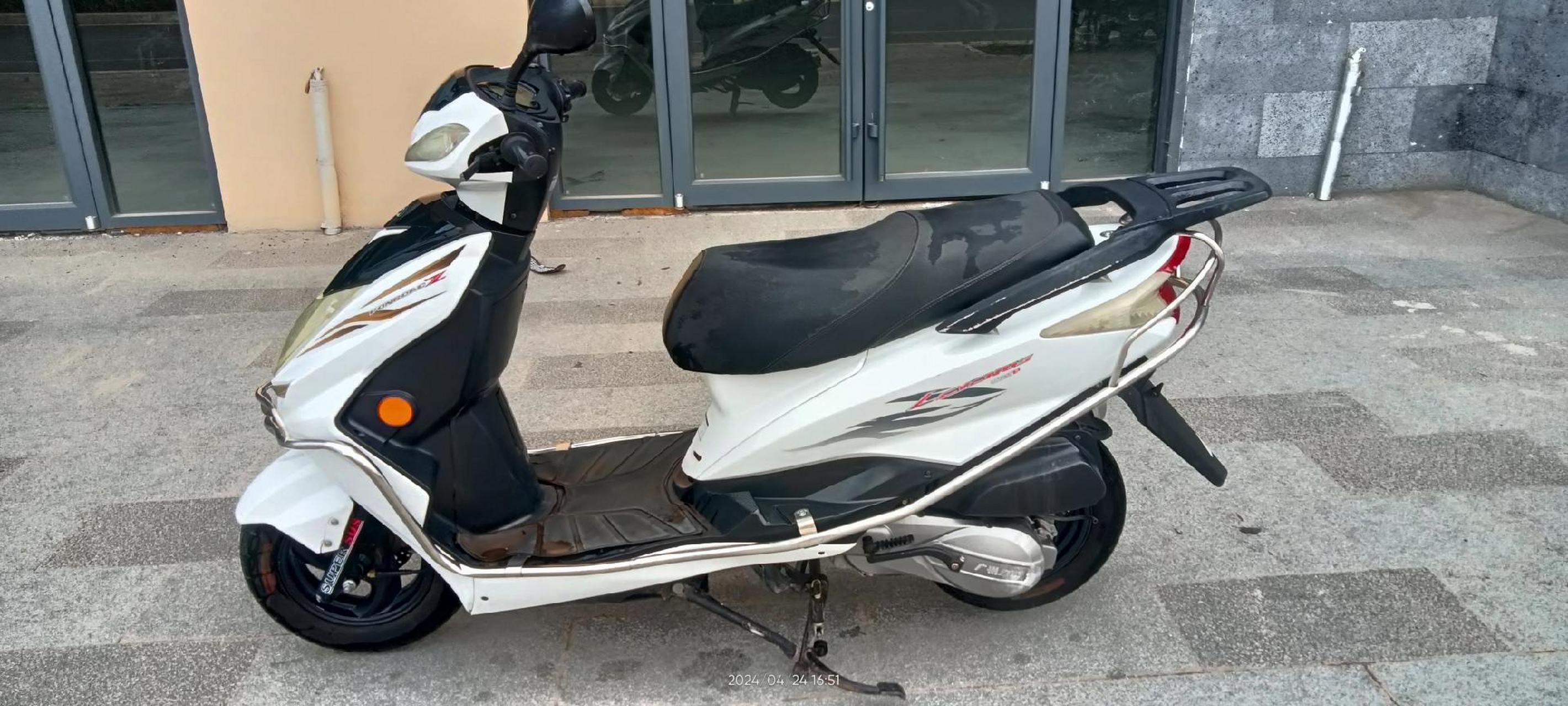 广州广本125踏板摩托,成色如图,发动机没问题,价格不高,看上的来