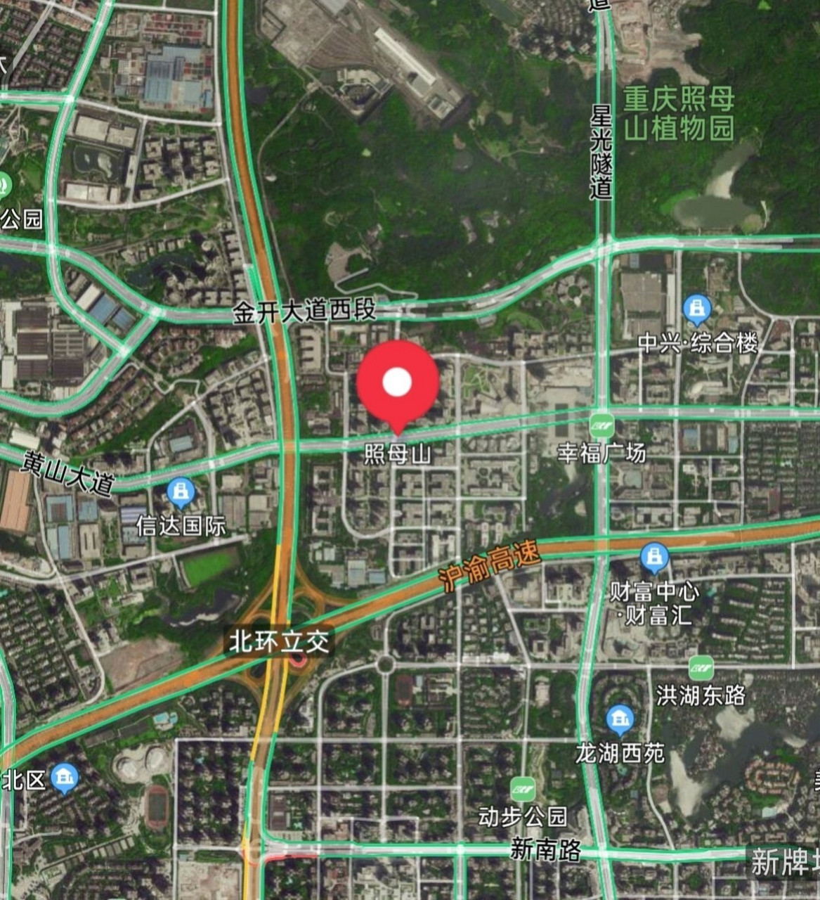 照母山的房价分两个组团,第一个组团,约克郡和北大资源,出了学区