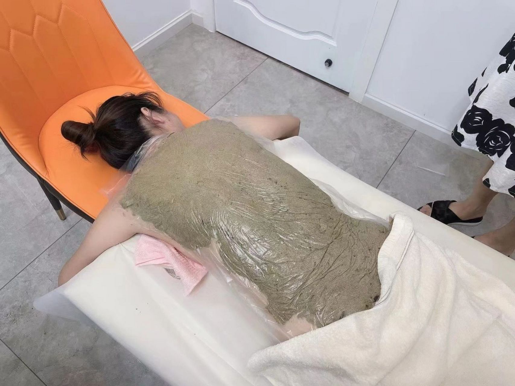 宫延楼热灸膏调理全身 宫延楼楼热灸膏调理全身的好处 ①放松神经