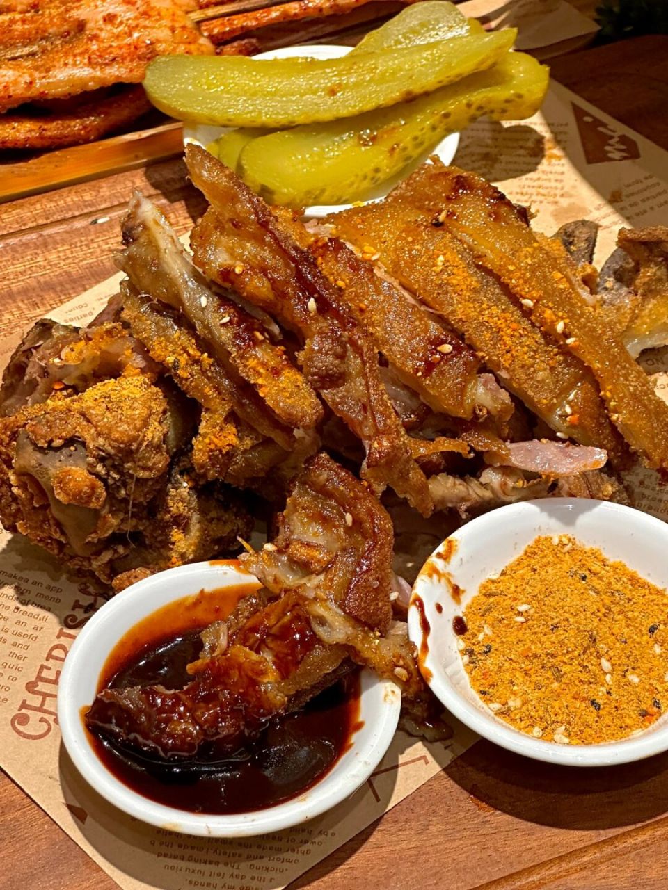 这个脆皮猪肘子绝了! 外皮酥脆的,蘸他们的酱绝了!