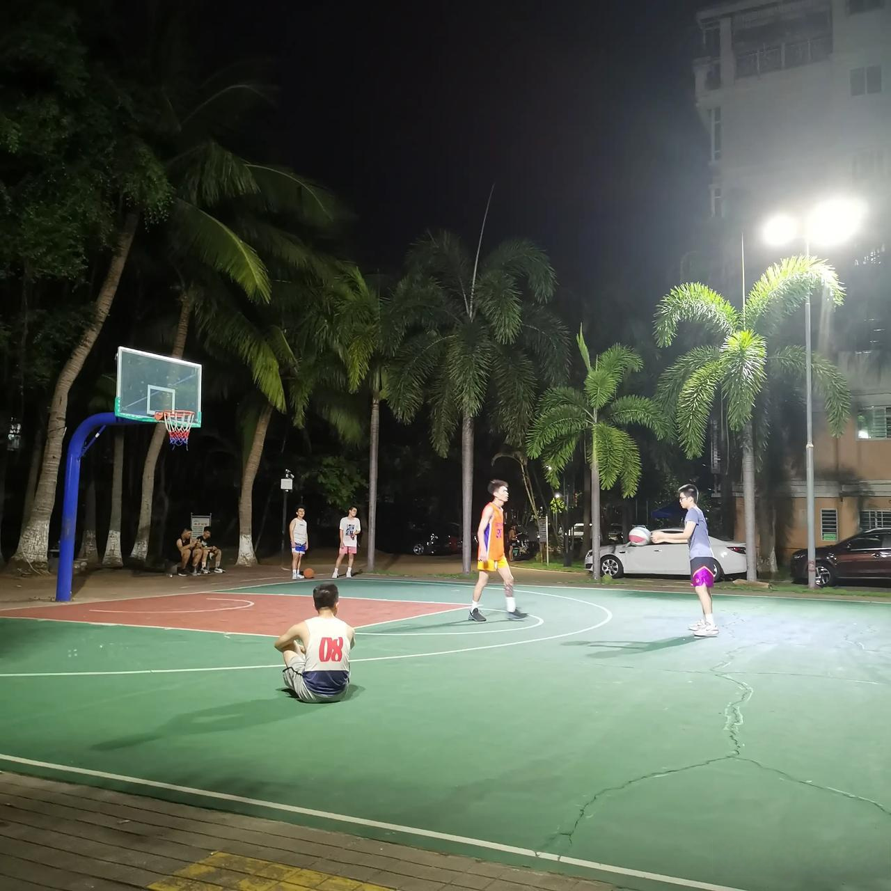 打篮球照片真实晚上图片