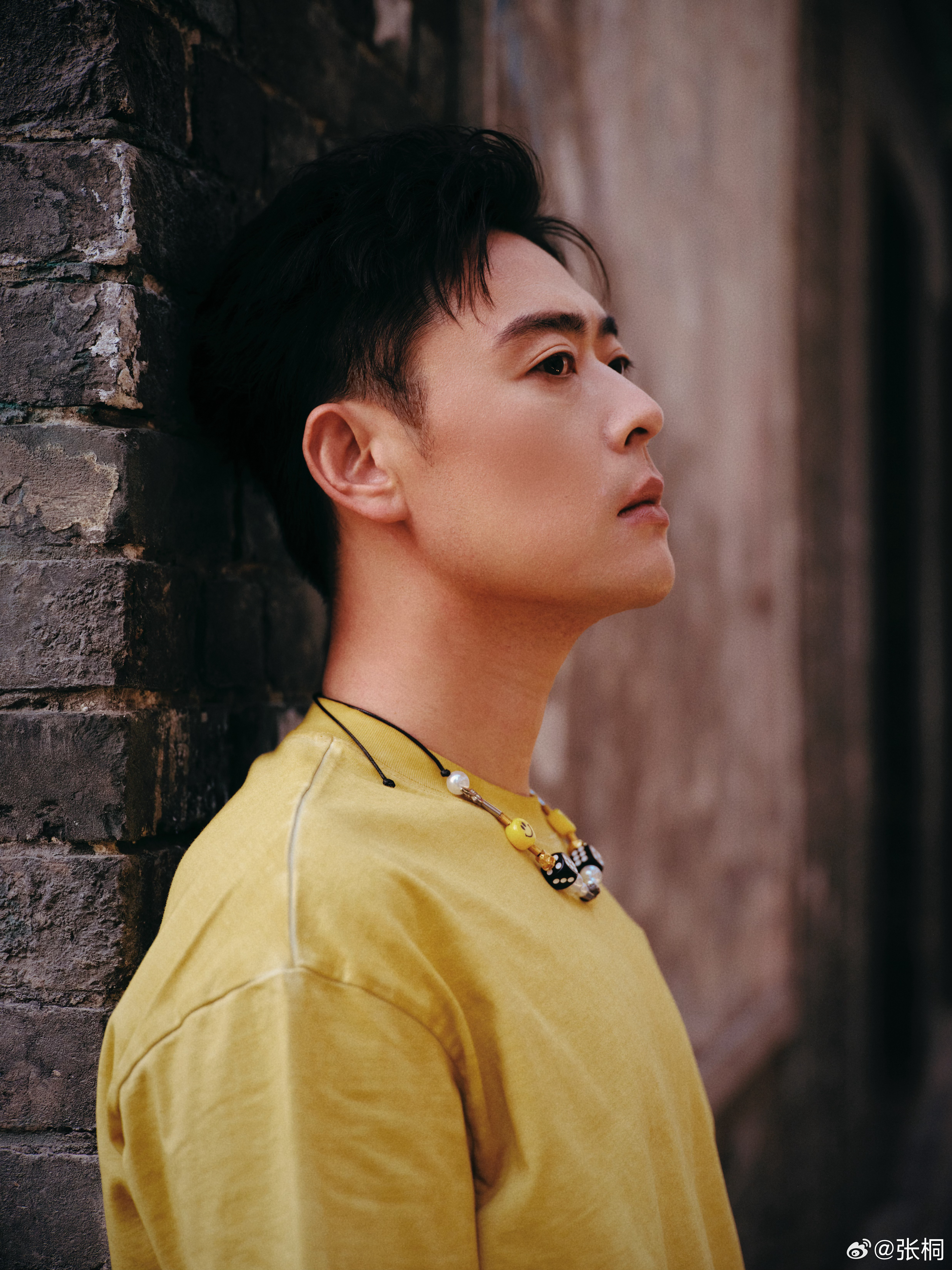 今日尝新:基础穿搭加个配饰开启不一样的心情#张桐的不桐尝新##陪你过