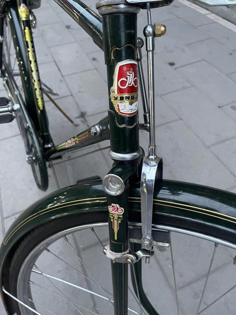 八十年代初锰钢永久13型自行车.