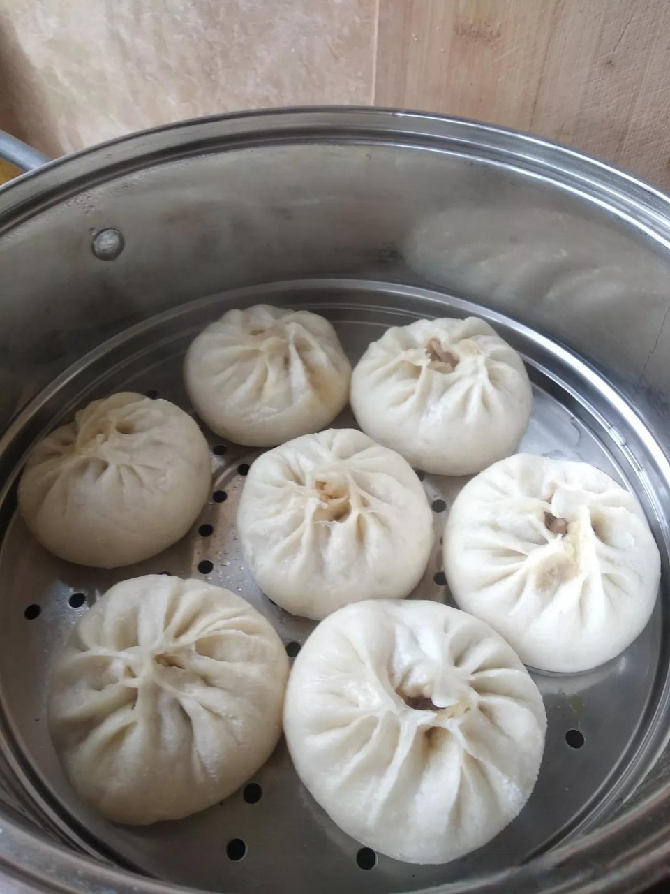 所以第三锅,不包圆包子了,改包大饺子形状的包子,但还是有开口的包子