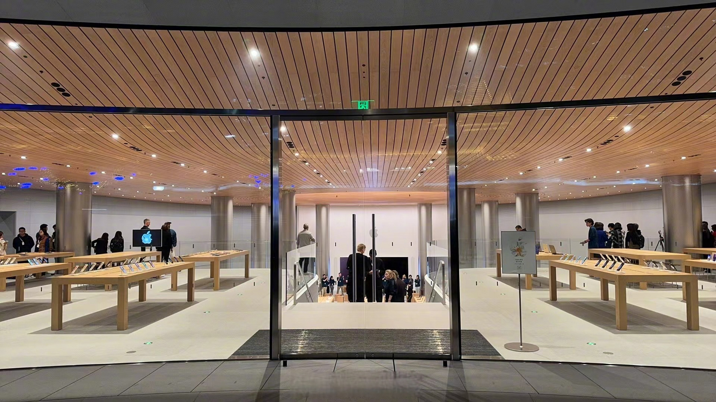 苹果静安店揭幕现场】今晚19点,位于上海静安寺的apple store零售店