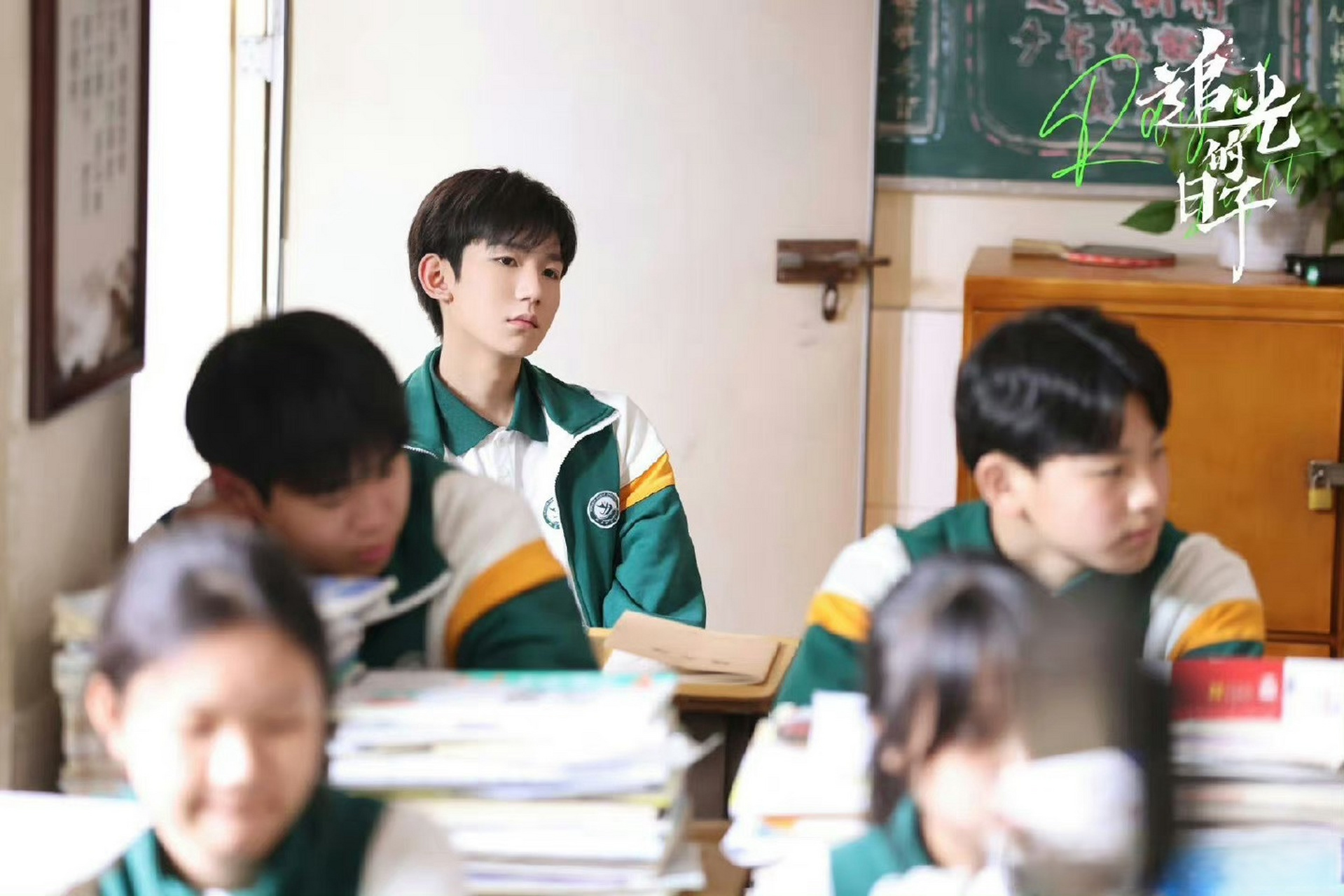 《课桌背后》即将上线,看穿校服的王源,好想念青春校园时刻啊
