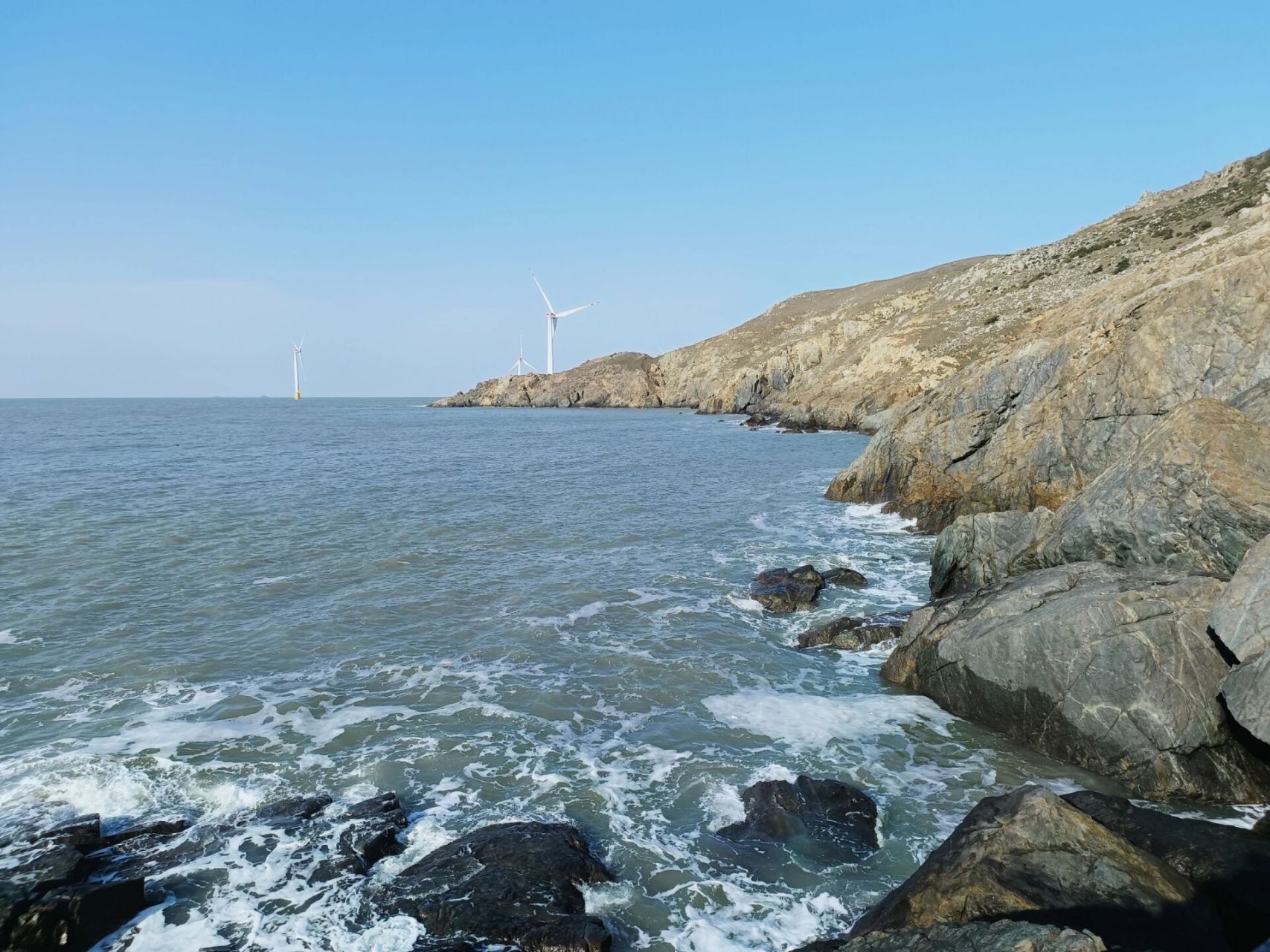 96龙王头沙滩:基础设置做的不错,周边酒店和特色小吃很多,是大量