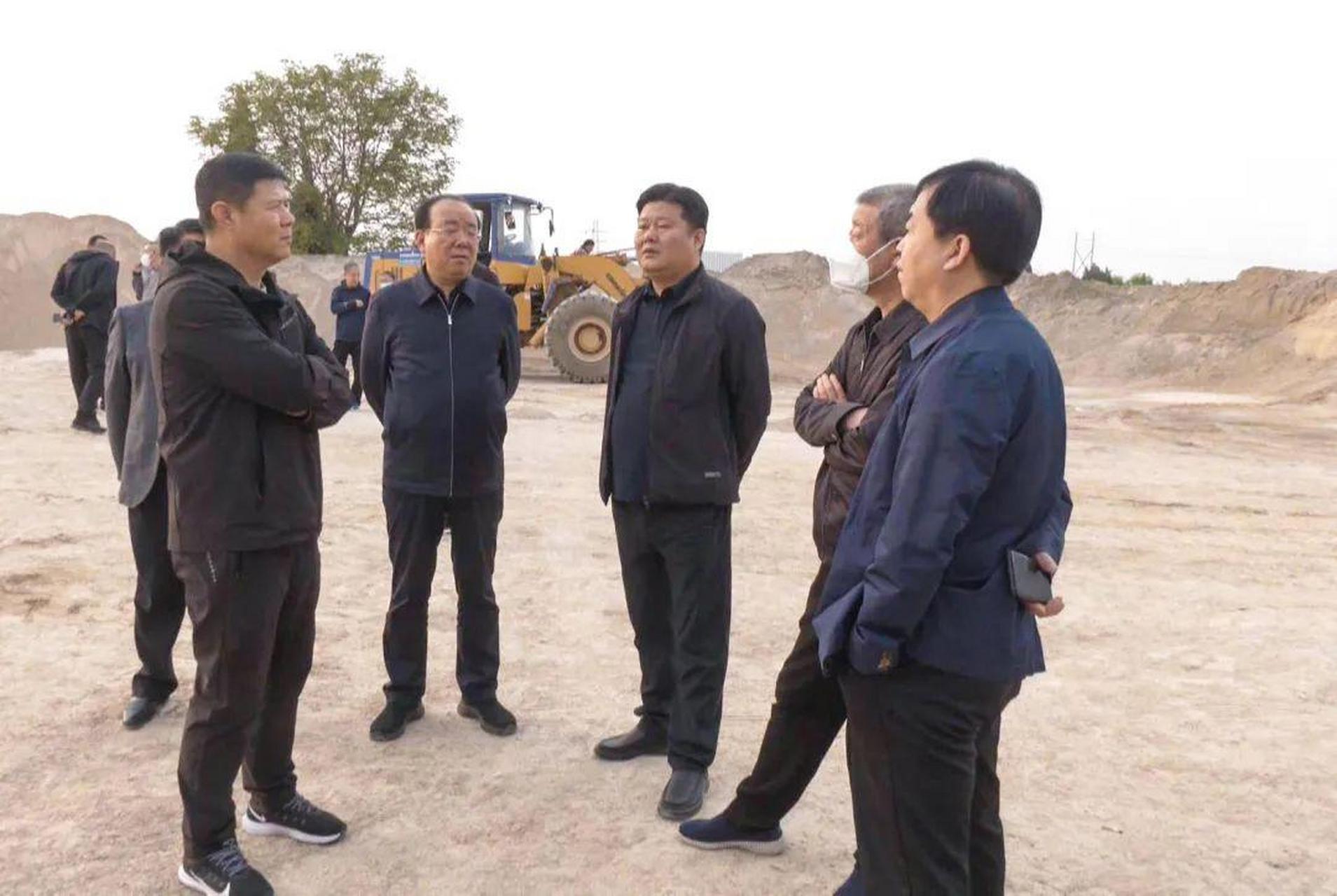 接到举报后,副区长霍国荣立即带领公安,环保,自然资源等部门来到现场