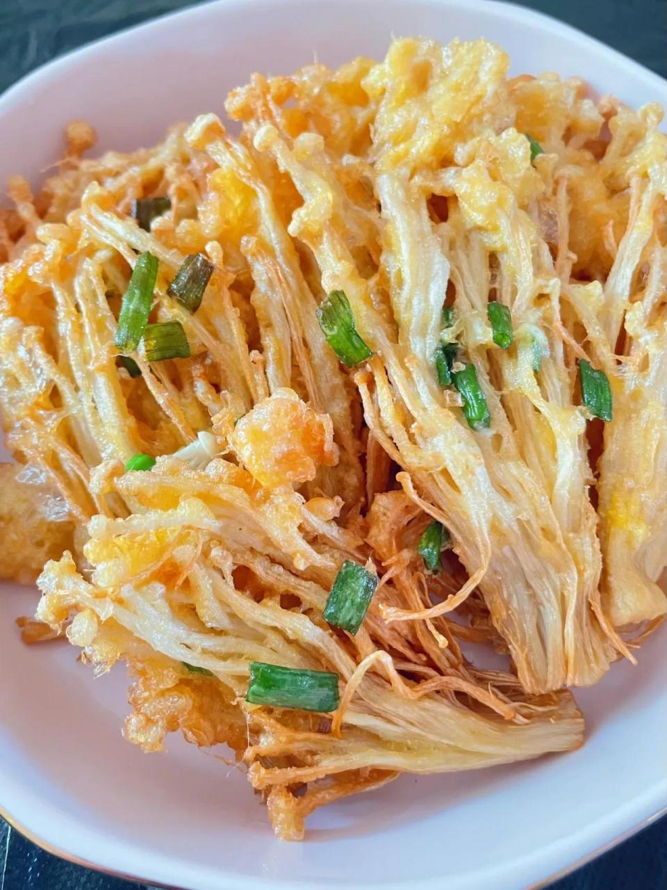 神仙吃法~        好吃到哭的油炸金针菇,特别酥脆,做法很简单零基础