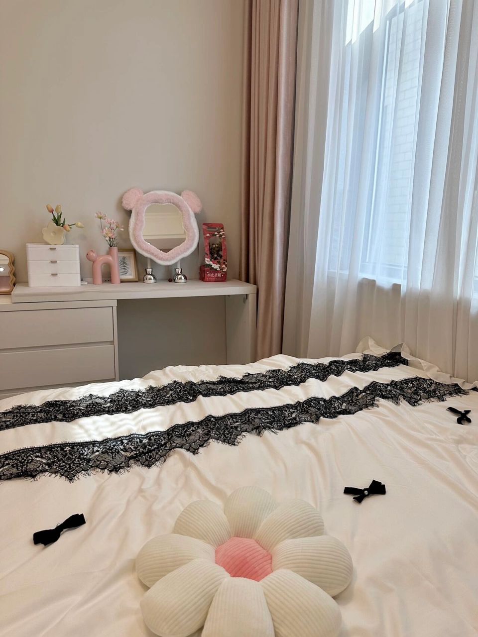 卧室长3.4m*3.6m 床尺寸1.5*2.