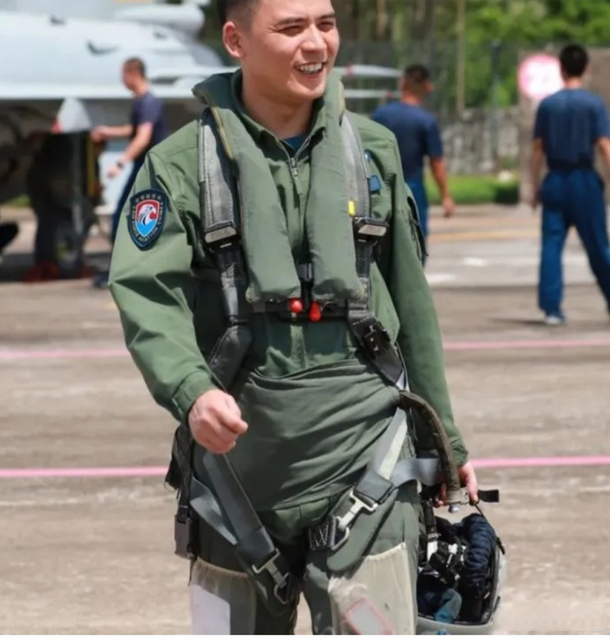 空军飞行员换发21式飞行服,颜值和战斗力都高到爆表,女兵服装更加庄严