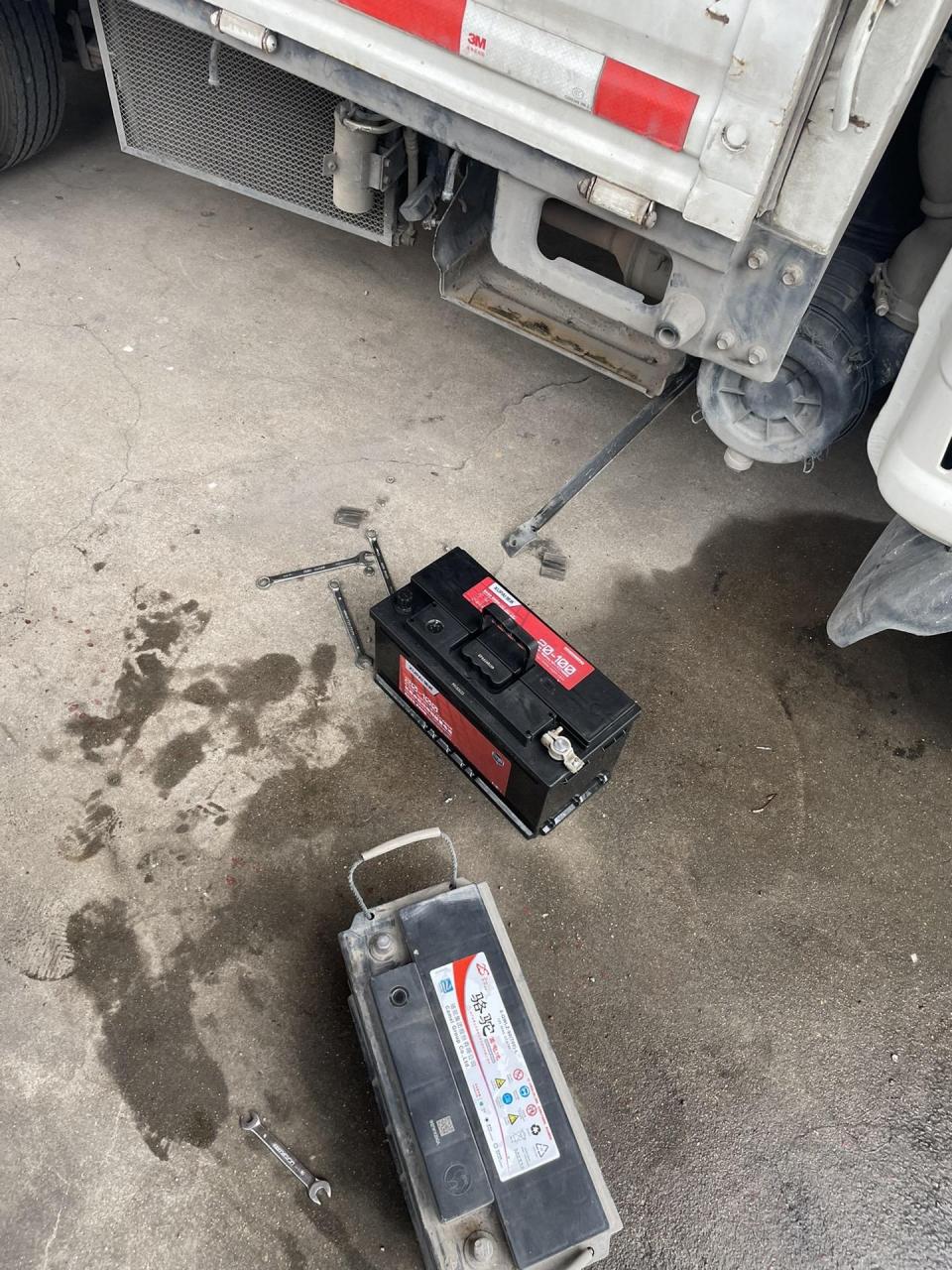 挑战更换1000辆车07电瓶.第106辆:江淮小货车更换旭派蓄电池.