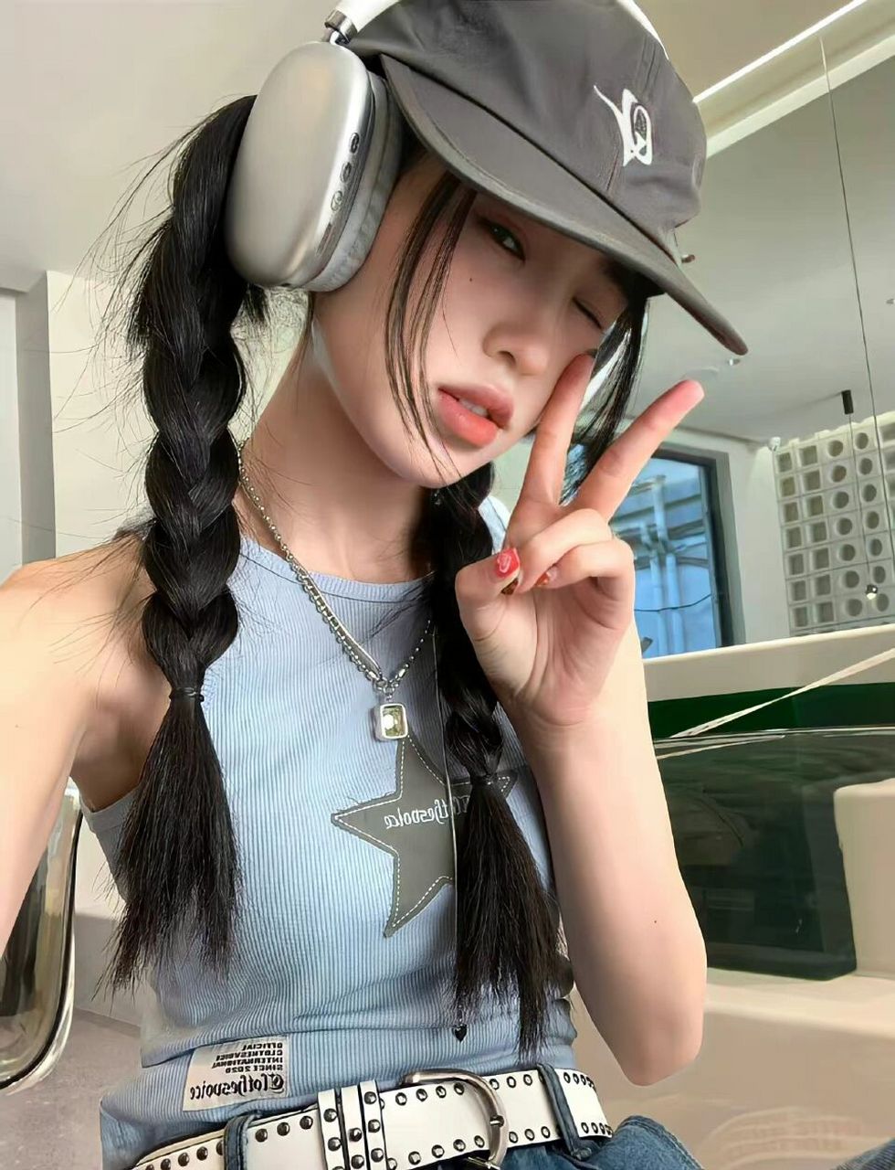 耳机线像是输液管,听音乐的时候很像生病打点滴,是一个治愈的过程