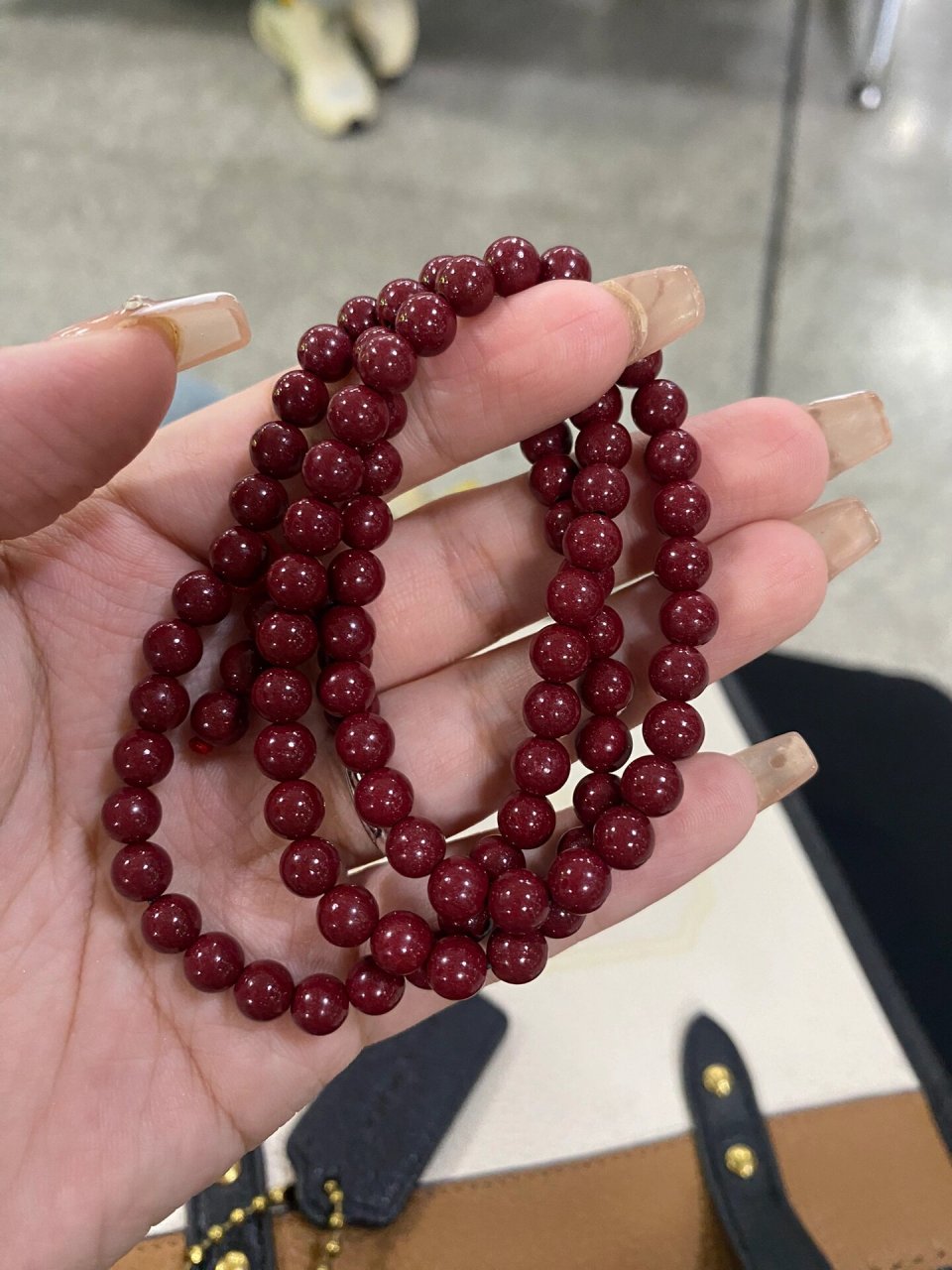 在湖南张家界土司城旅游买的一串朱砂,是紫砂的.