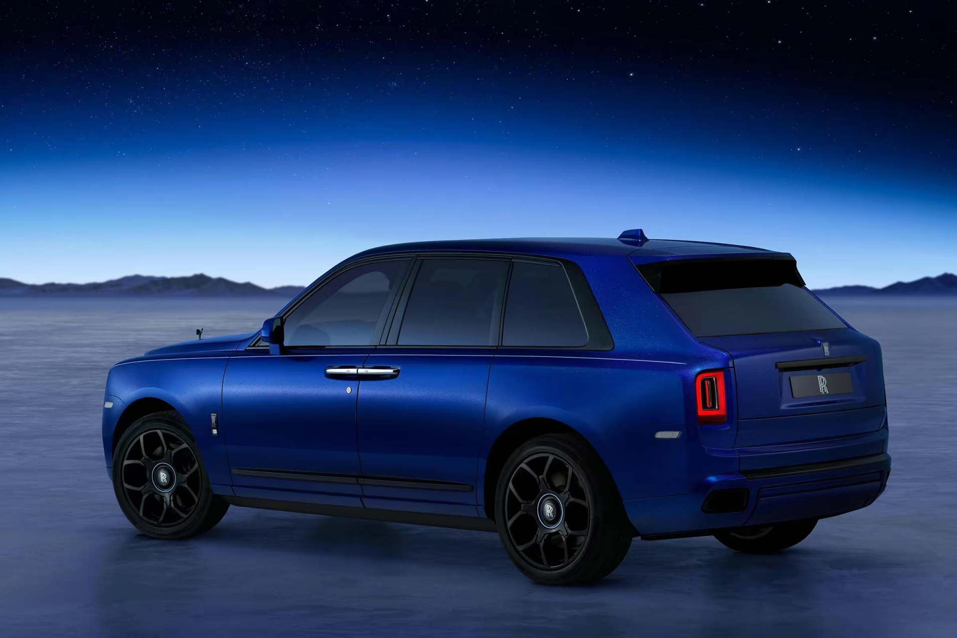 劳斯莱斯库里南black badge blue shadow,采用专属定制蓝色车漆,动力