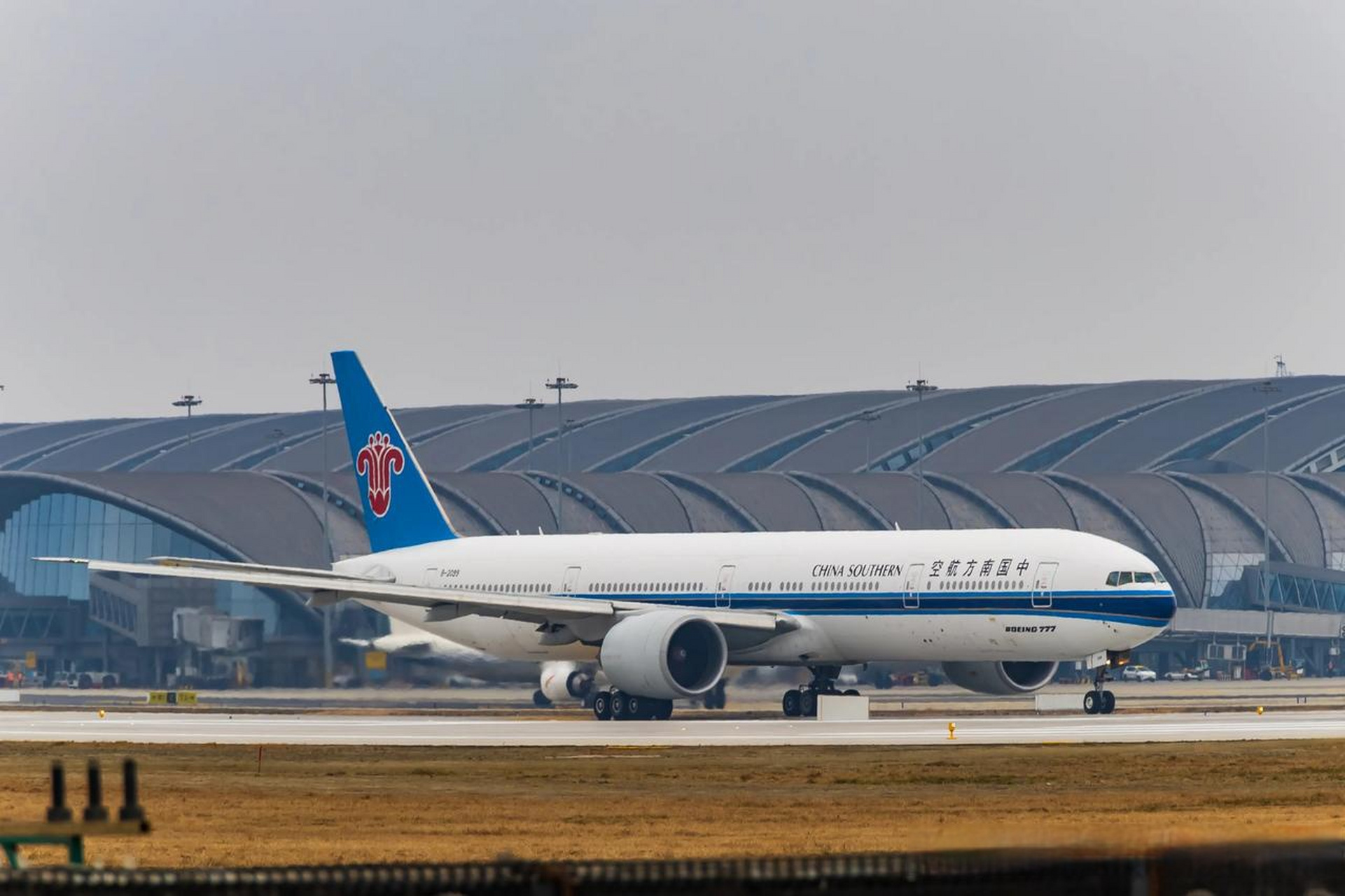 春日生活打卡季成都飞机场现拍  中国南方航空双发最大客机b777