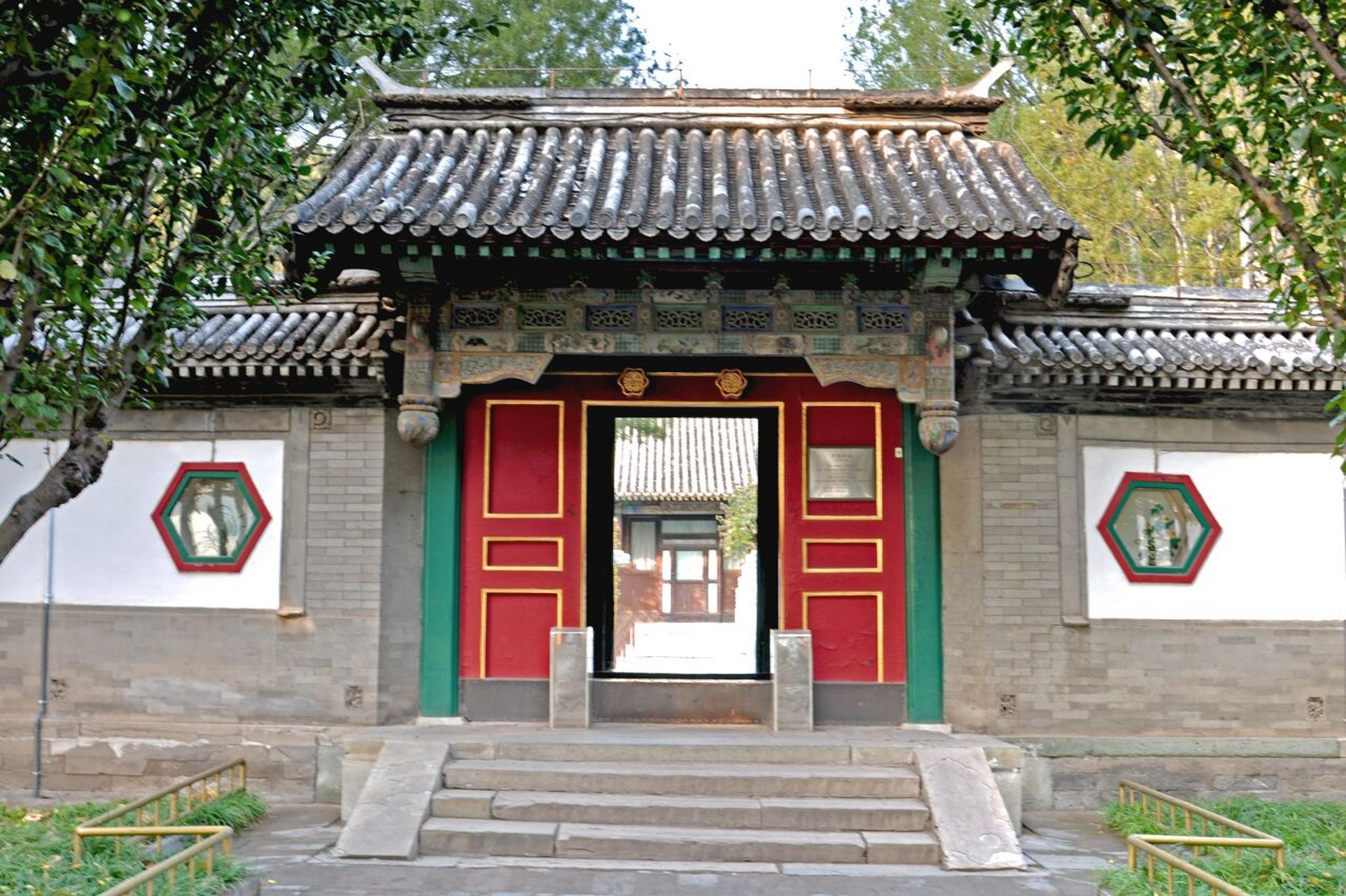 垂花门算是许多景点里最为常见的一种门了,顾名思义,垂花门就是带有