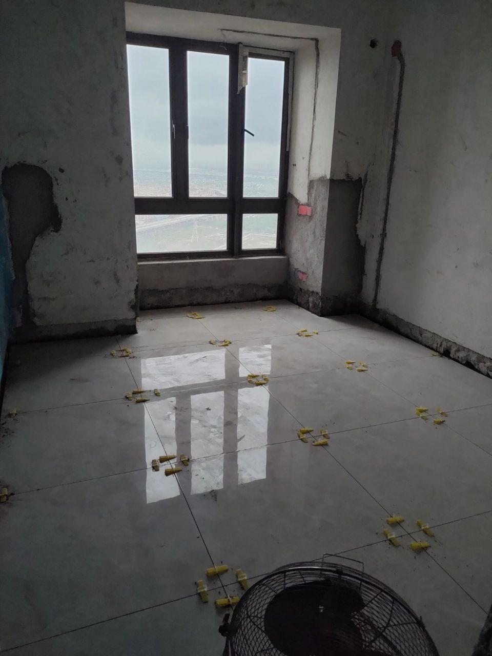 房间地砖后悔选这浅灰色,还是中灰好看点