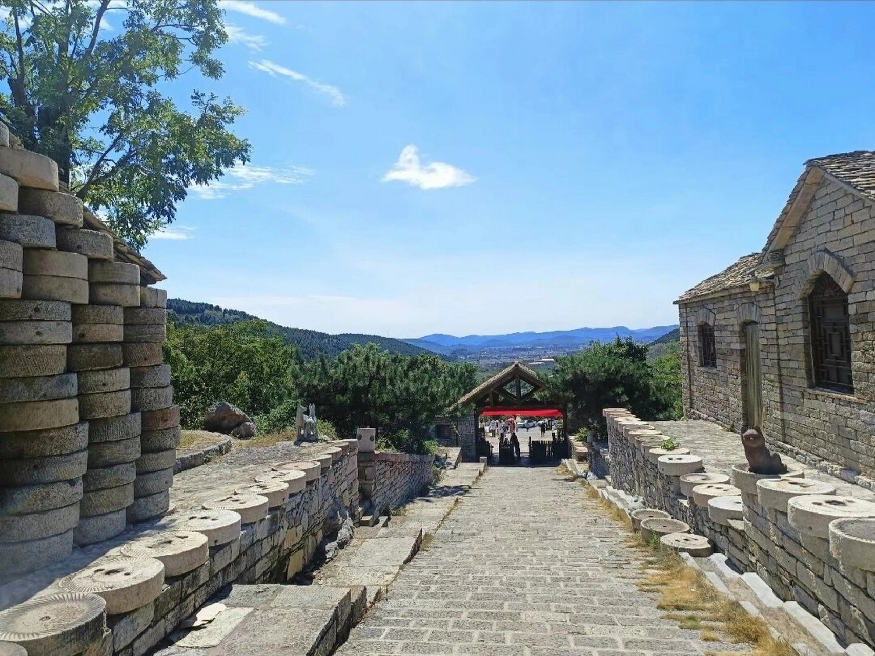 翼云石头部落旅游度假区位于枣庄市山亭区兴隆庄村,国家aaaa级旅游