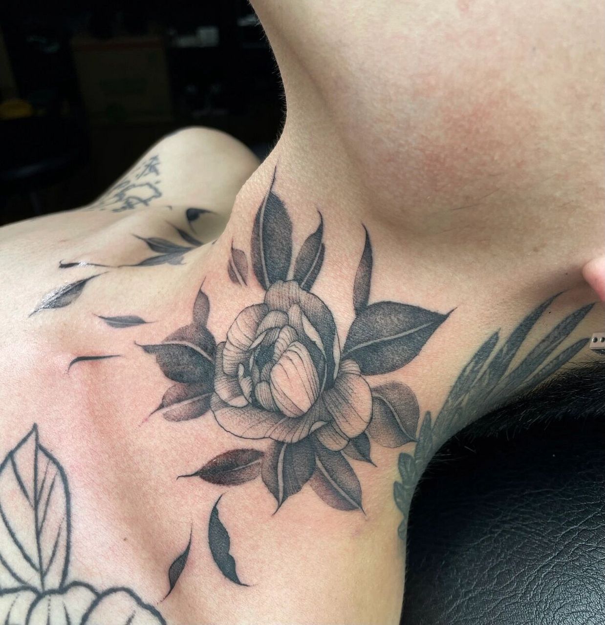 脖子纹身|素花纹身|单针纹身|梵刺青 比之前那个朵快了半小时 刚开始