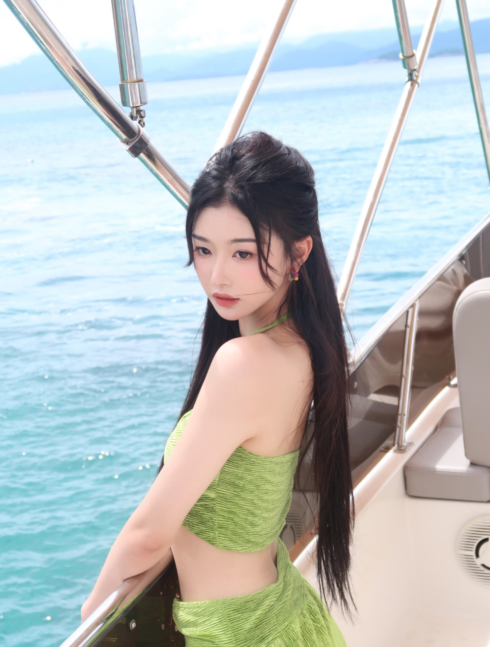 孔雪儿绿色泳装美照图集,快乐的出海照,甜美迷人