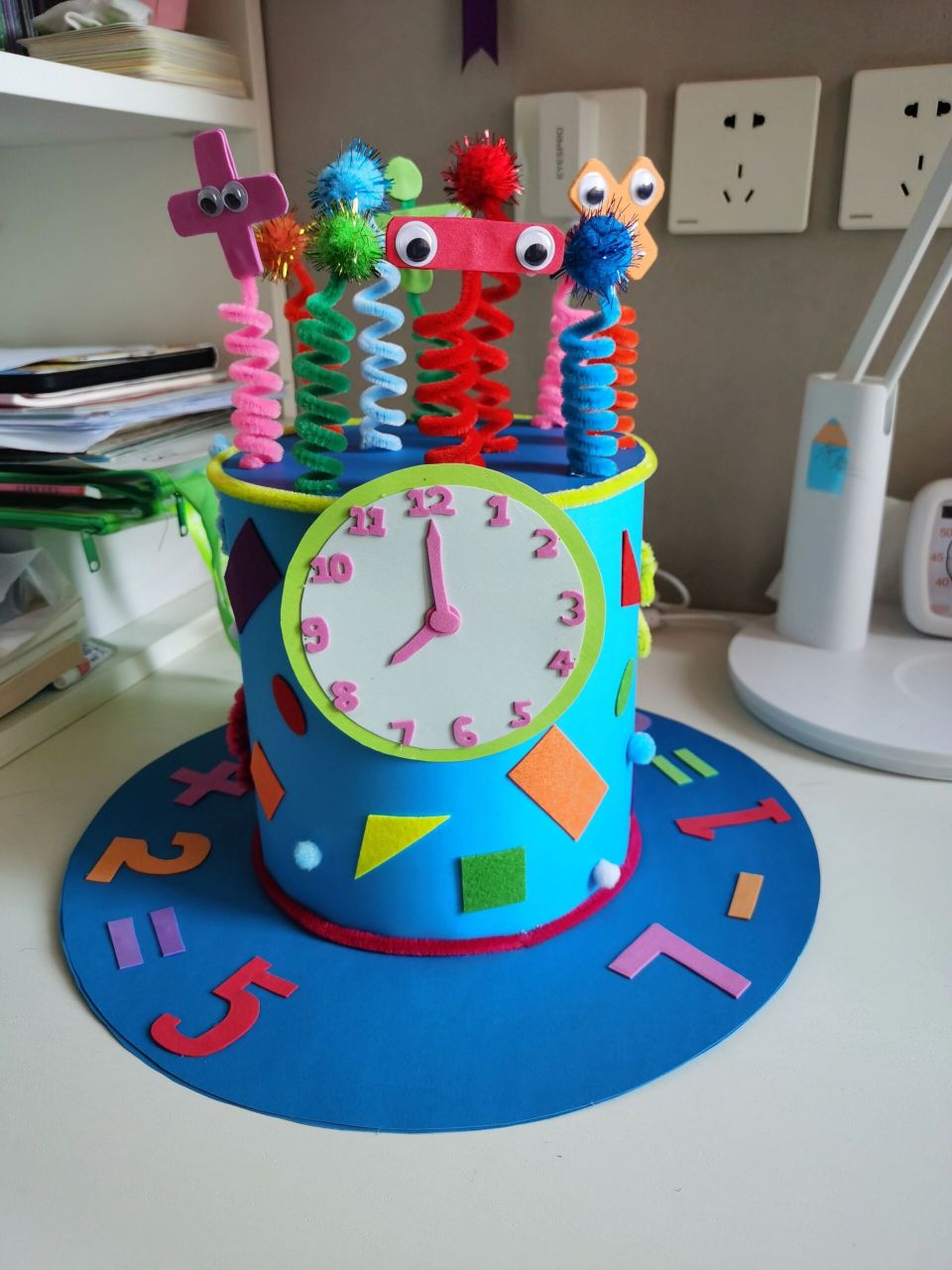 数学节 学校数学节做的帽子,做的非常认真,感觉还不错