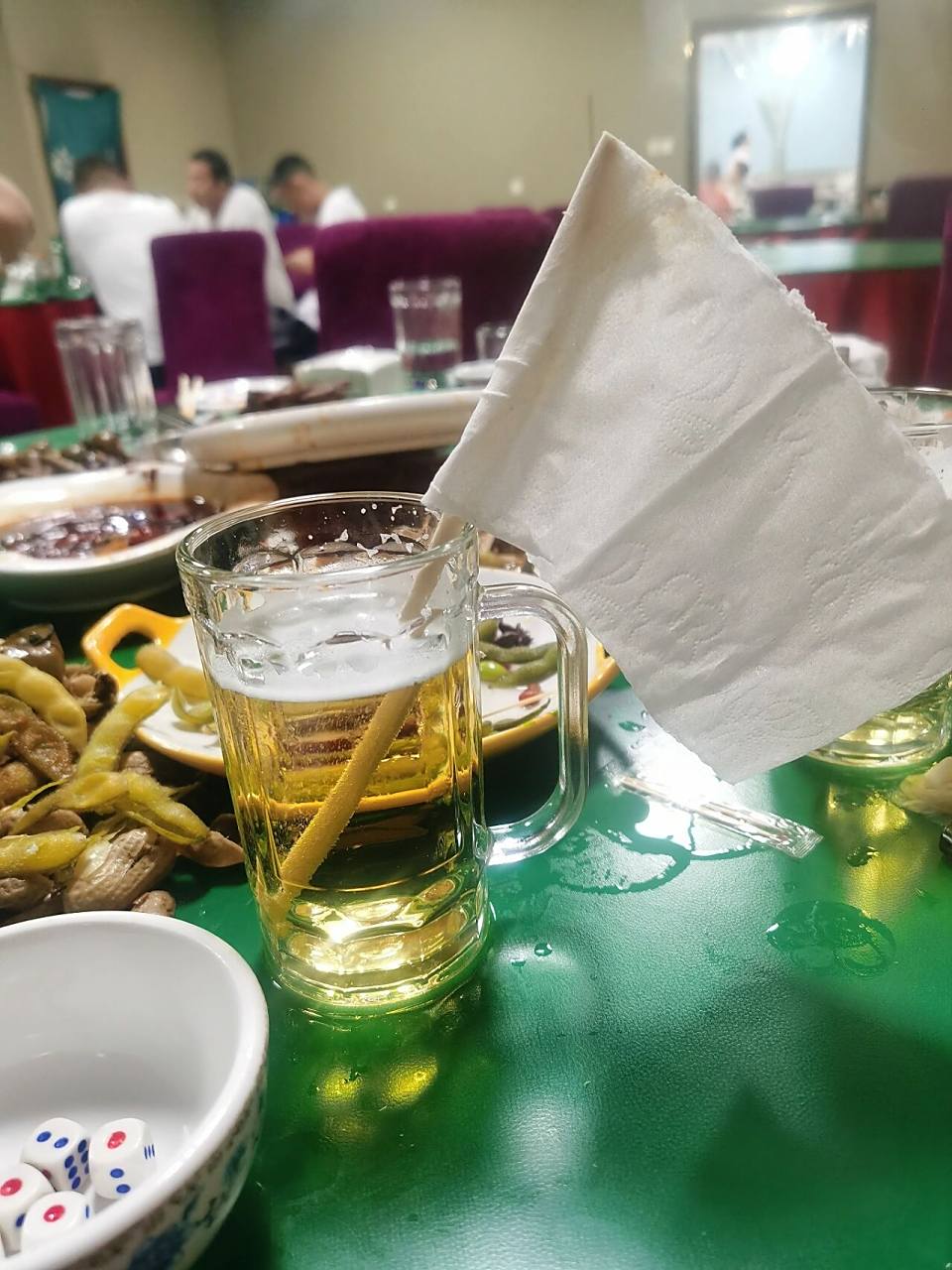 喝酒的第n次举白旗 最近身边人都好能喝酒的,扎啤杯说干就干,怕了怕了