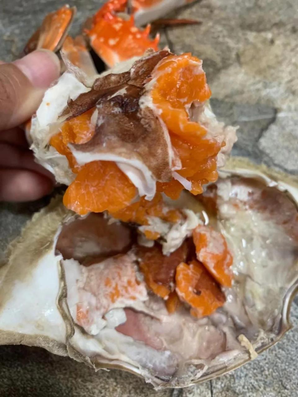 这种蟹黄呈红橙色,属于梭子蟹中的极品,最高级别的 再看图3-5这是小