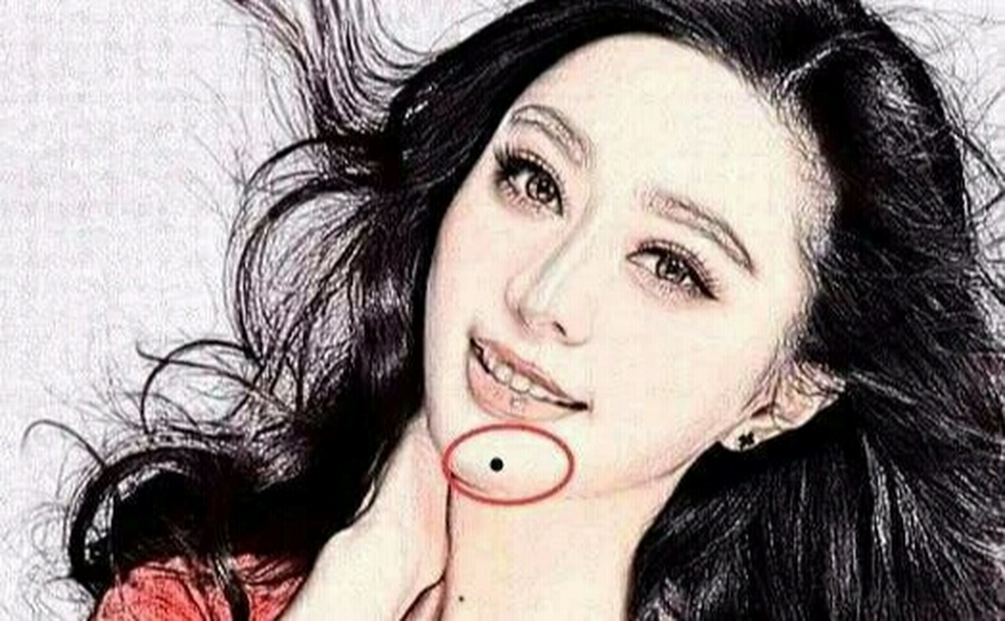 女人下巴正中间有颗痣好吗 95女人下巴正中有痣,靠近嘴唇则代表钱才