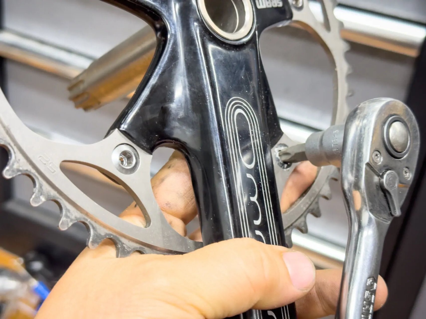 99六角螺丝滑牙了,可以用梅花套筒直接敲击进行固定,然后再拆卸,大