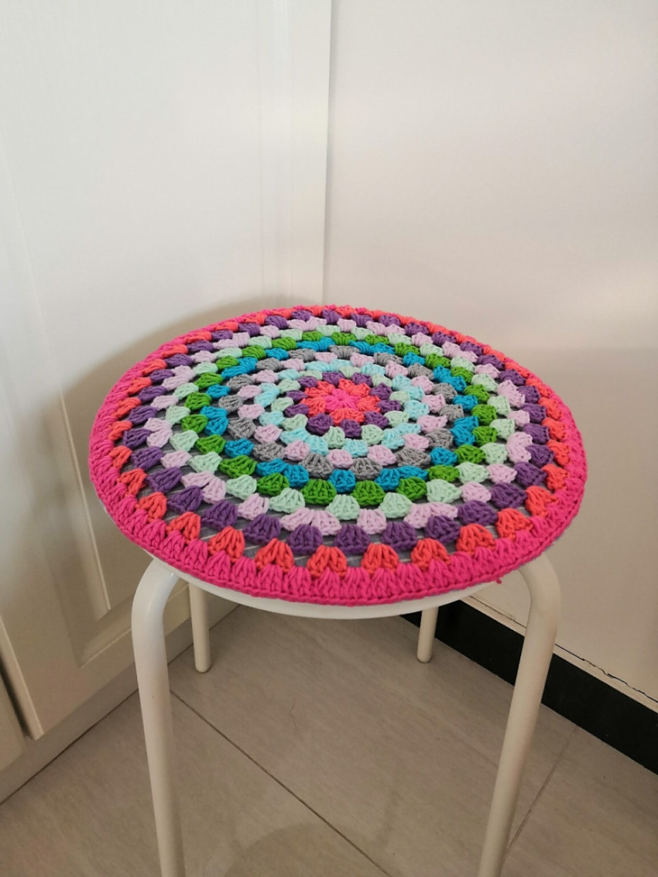 手工钩针编织 备注: 这个钩针坐垫下面是有一个圆形棉垫儿的,直接缝在